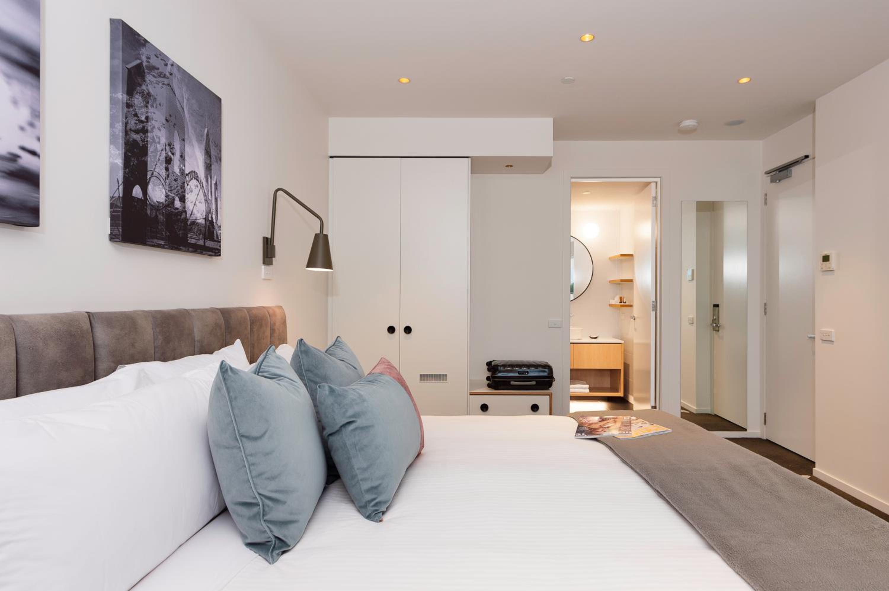 Hotel Room  - Photo 6