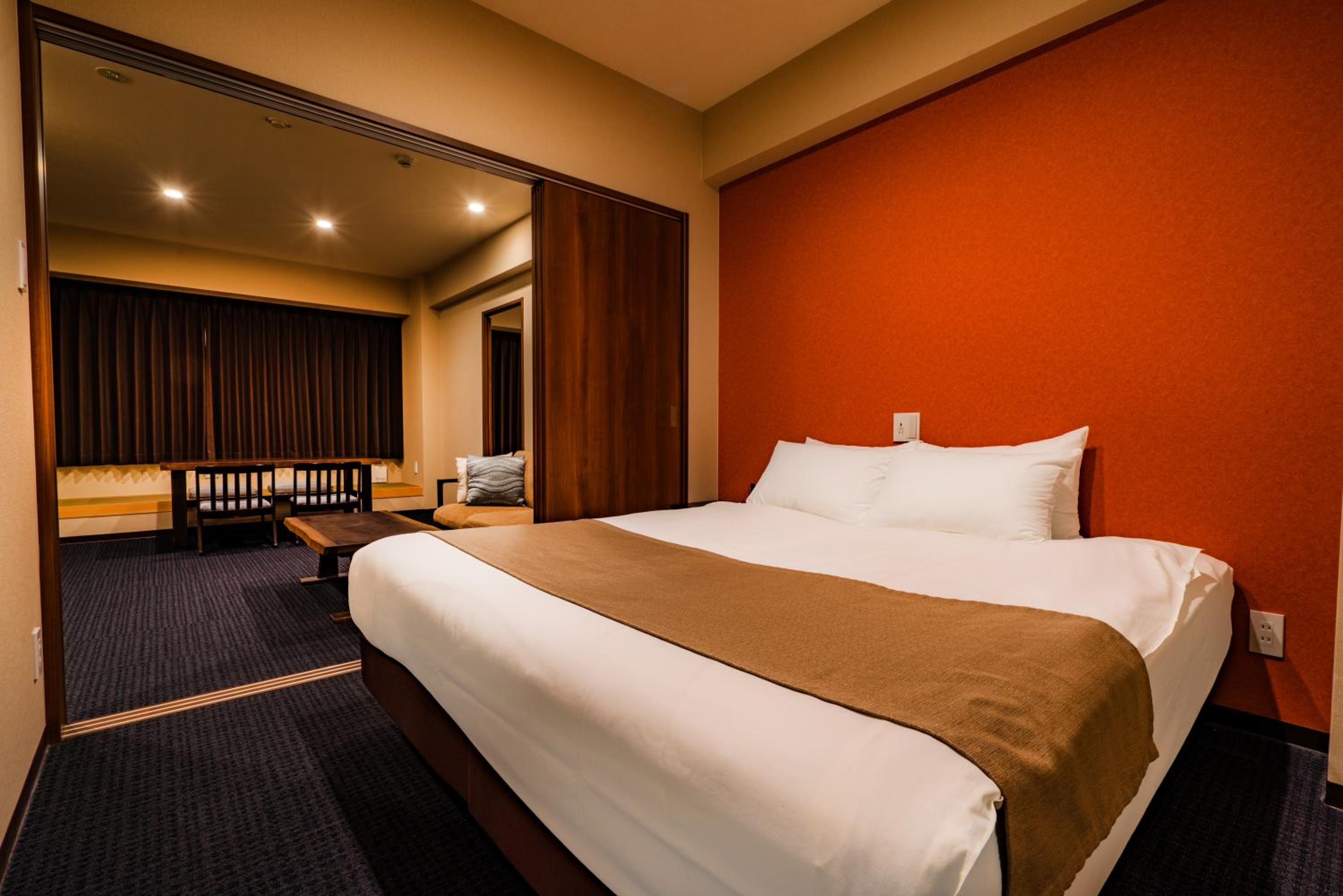 Queen Suite with Spa Bath - Photo 17