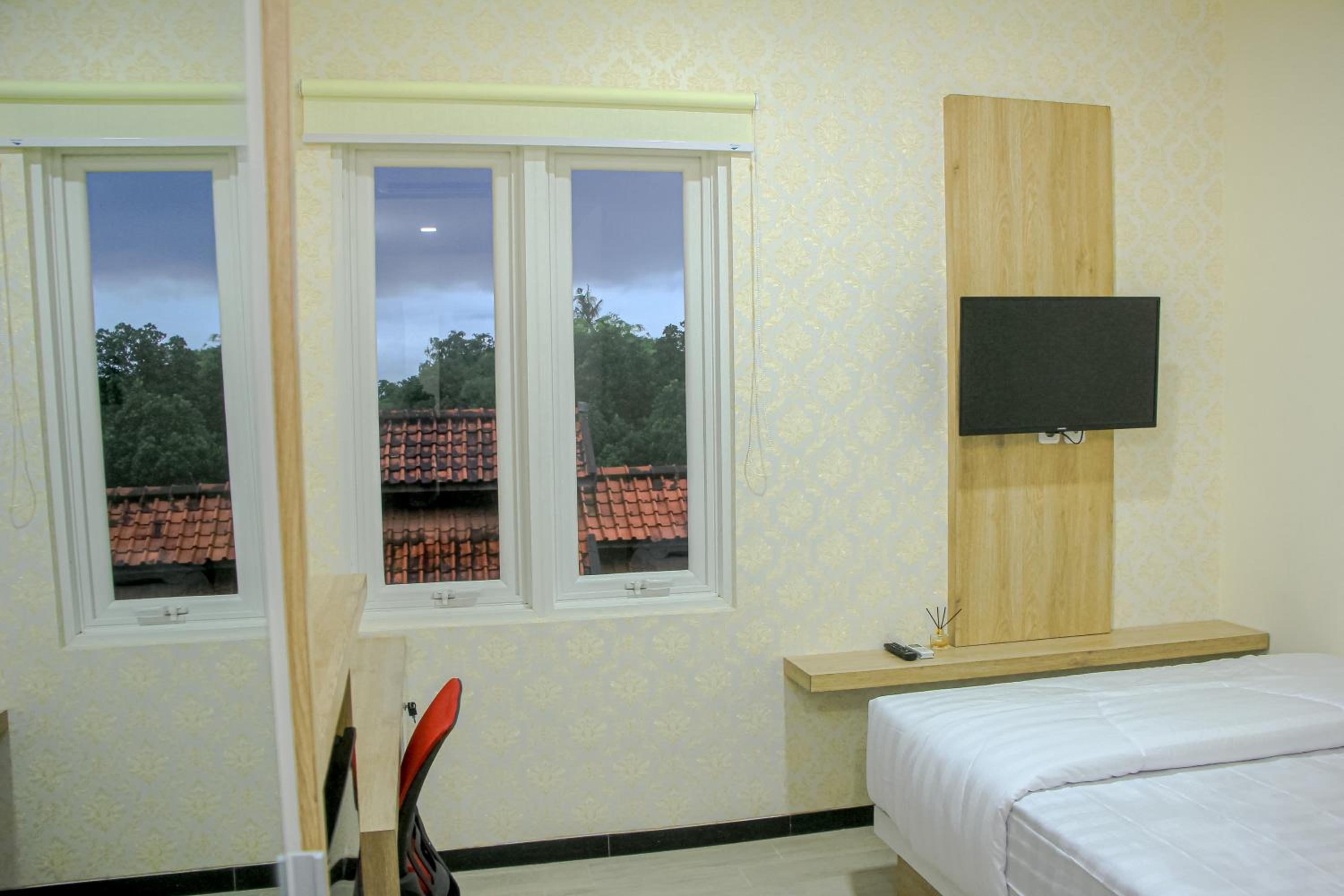 Double Room with Private Bathroom - Photo 2