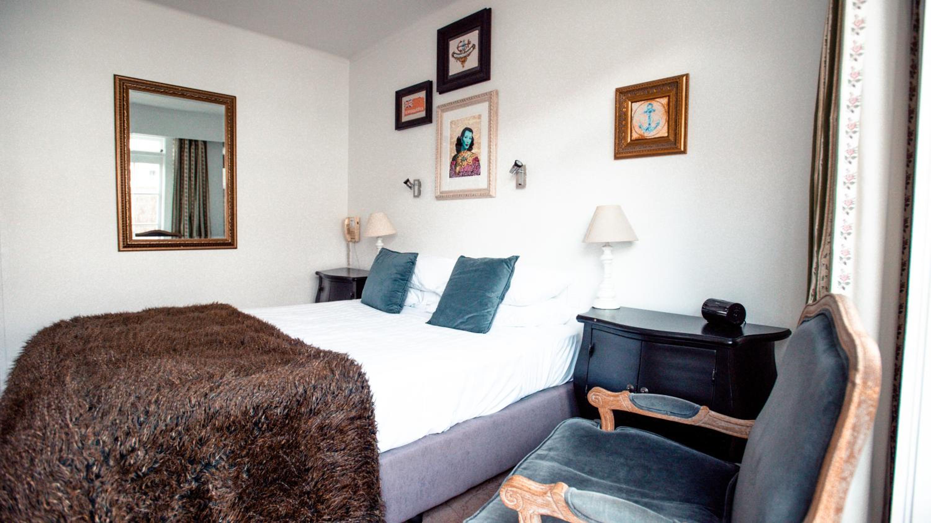 Queen Room with Balcony - Photo 5