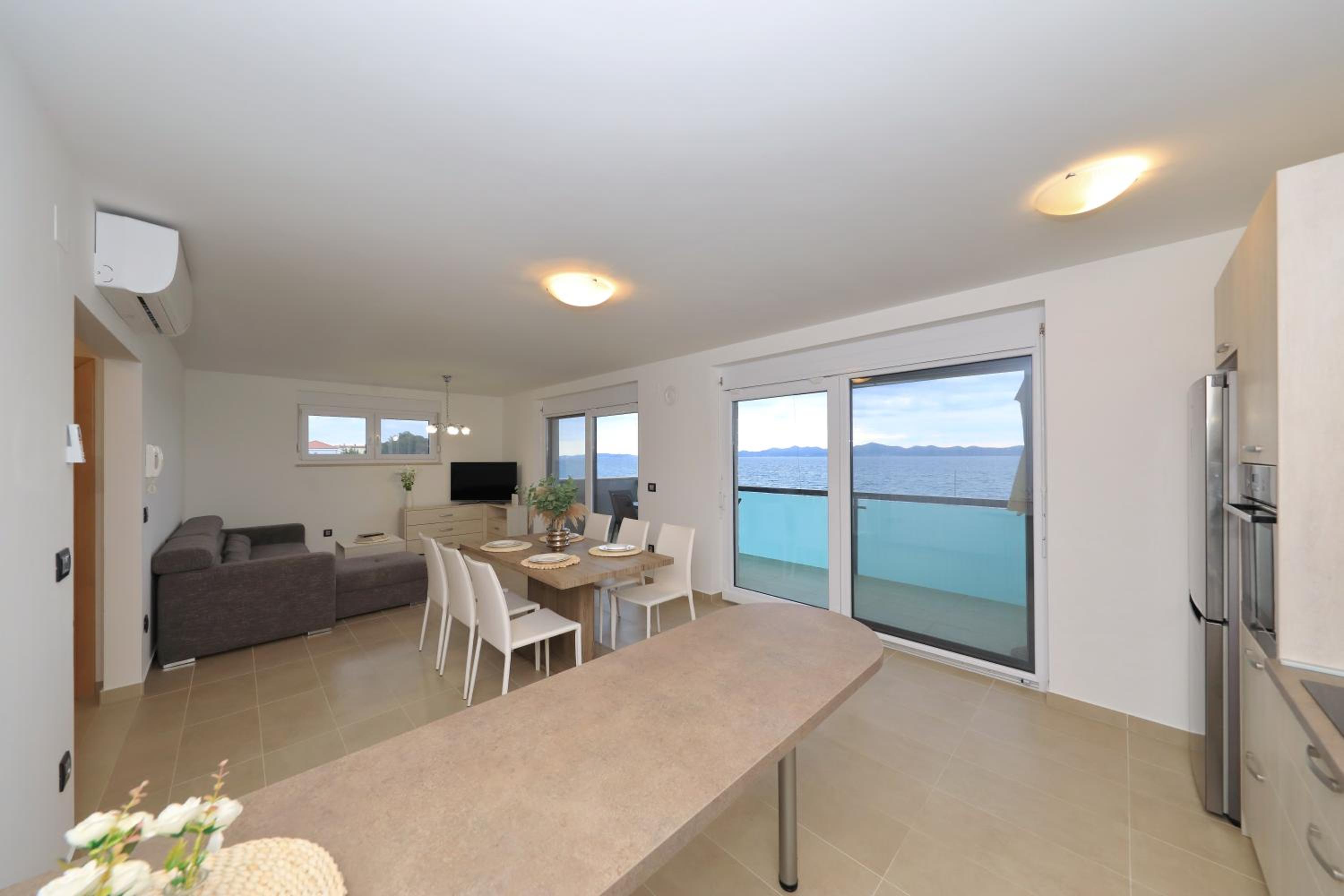 Apartamento de dois quartos com varanda e vista para o mar - Primeiro Andar