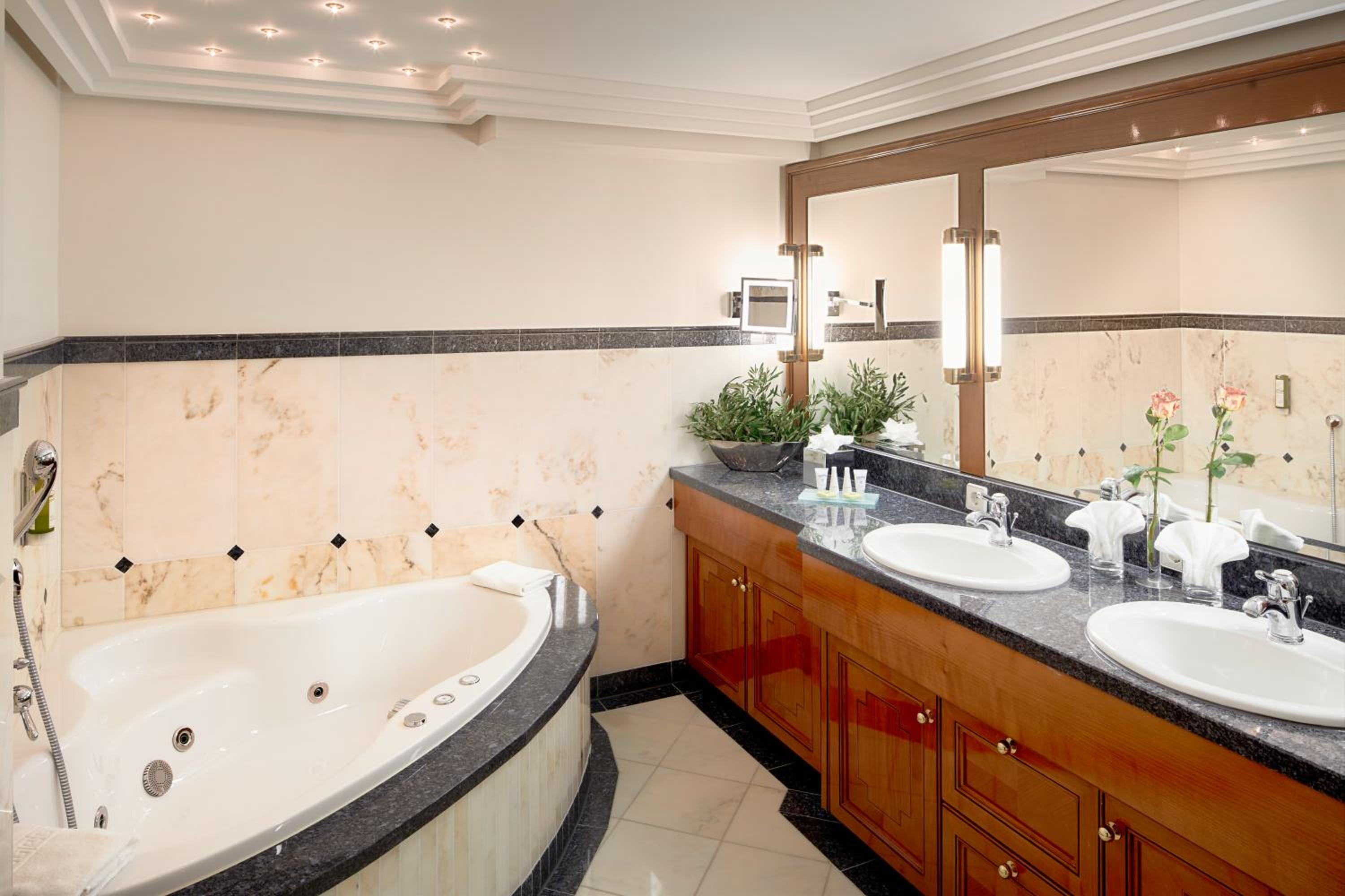 Luxury Suite Type 5 - with Vineyard View - Photo 2