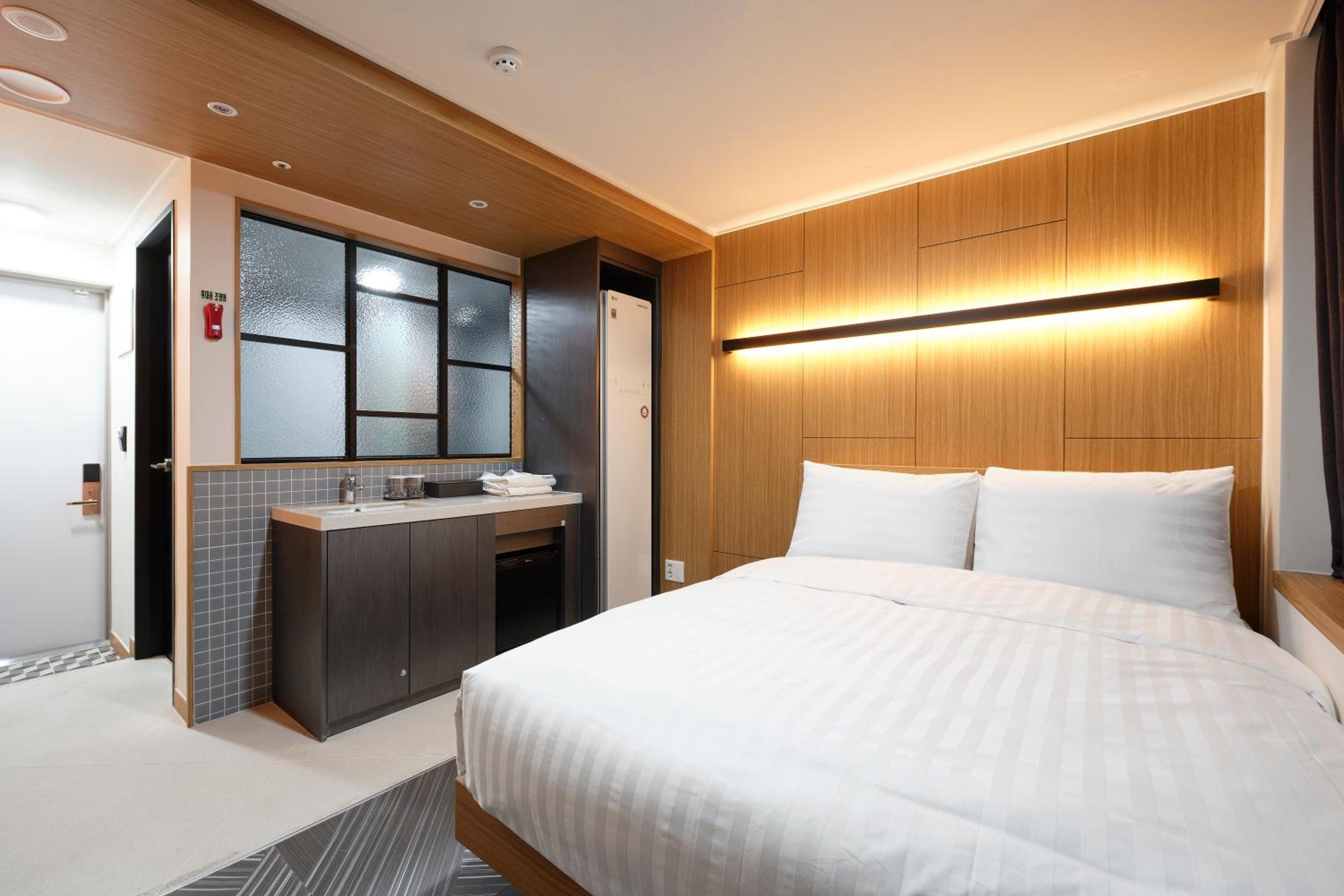 Deluxe Double Room with Steam Closet photo 3