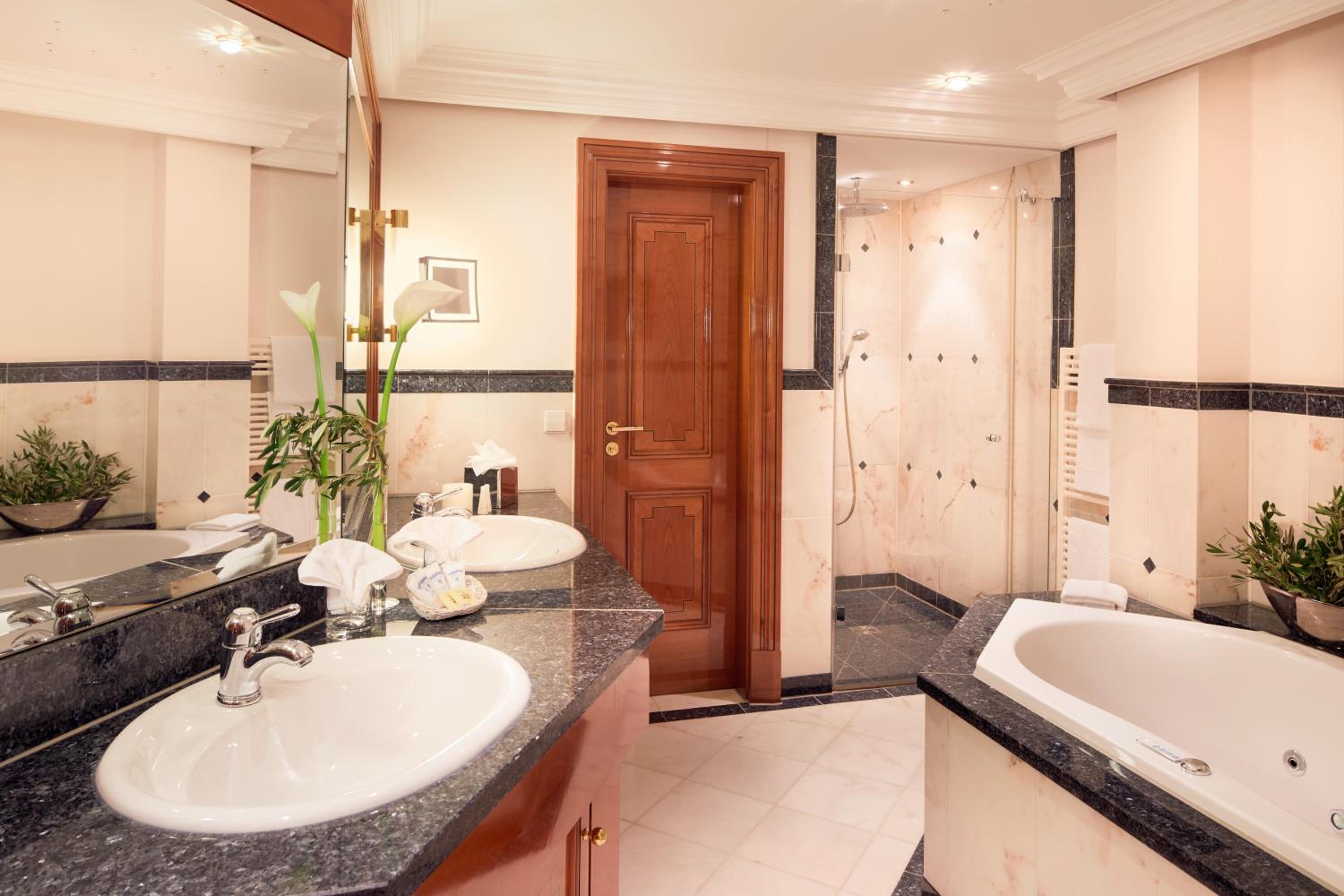 Luxury Suite Type 6 - with Vineyard View - Photo 2