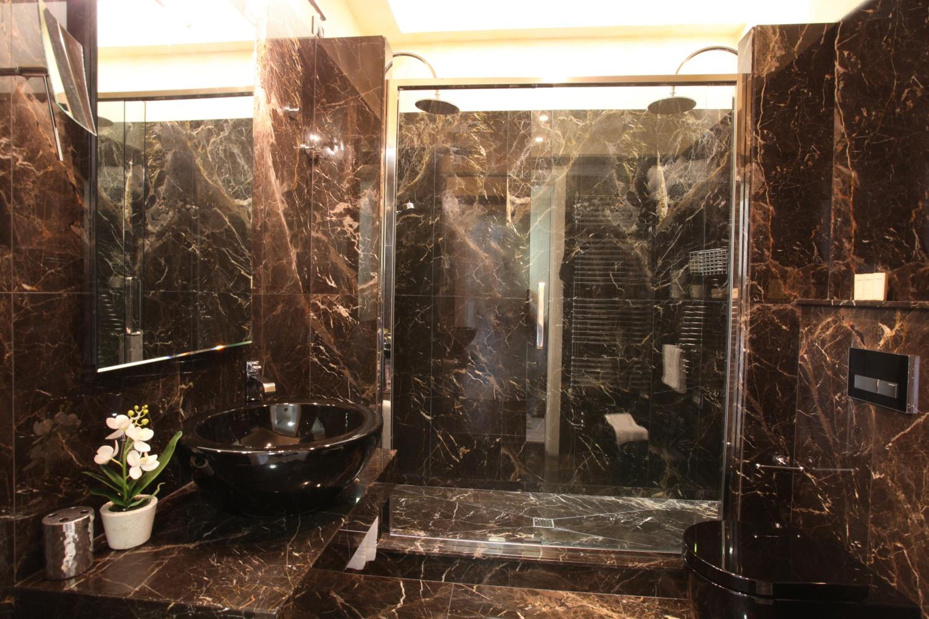 Suite - Photo 19