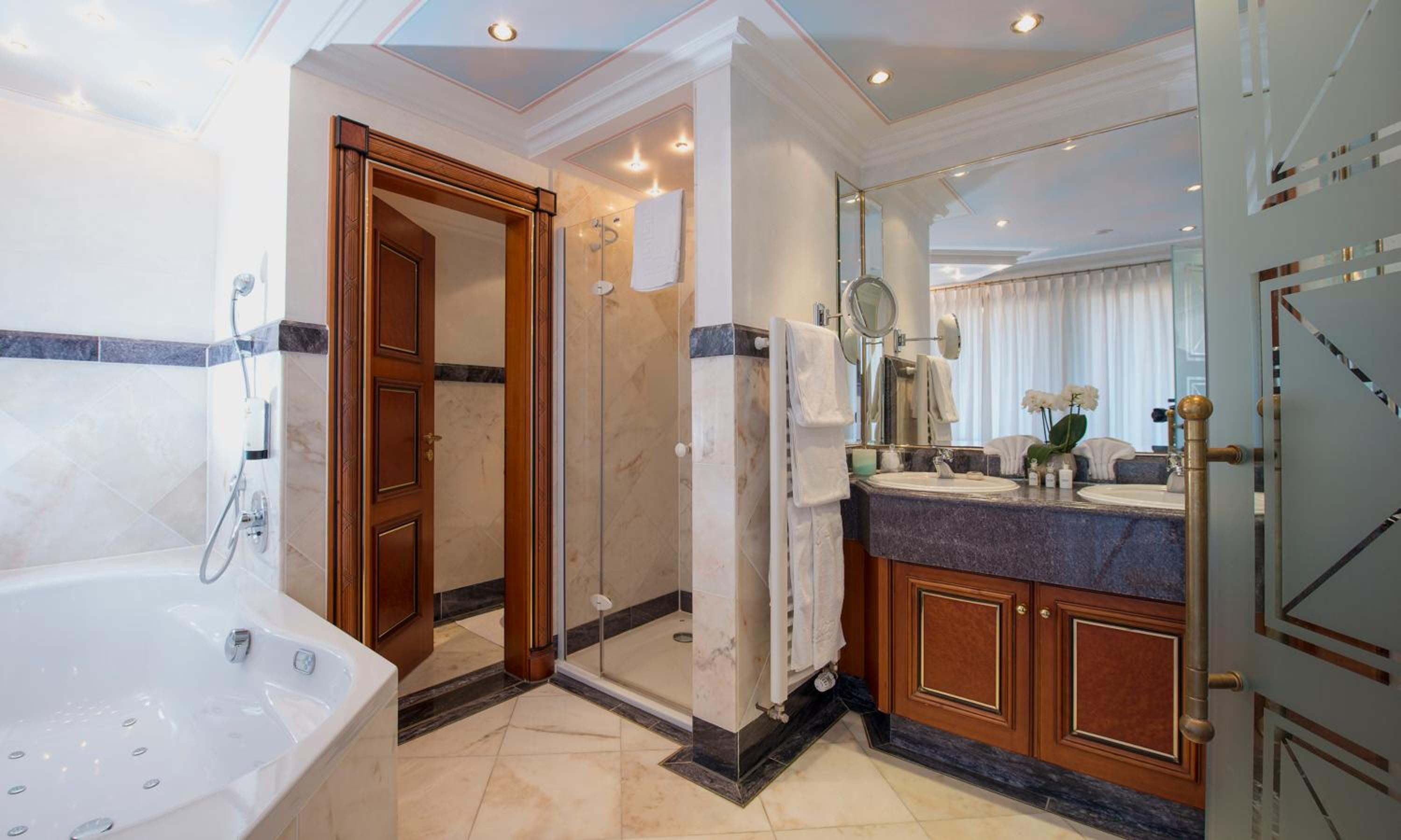 Luxus-Suite mit Talblick photo