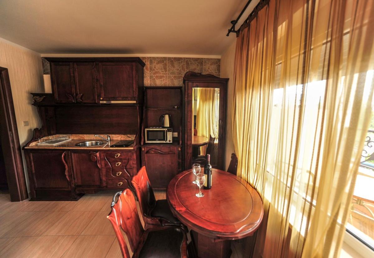 Classic Two-Bedroom Apartment with Sea View photo 1