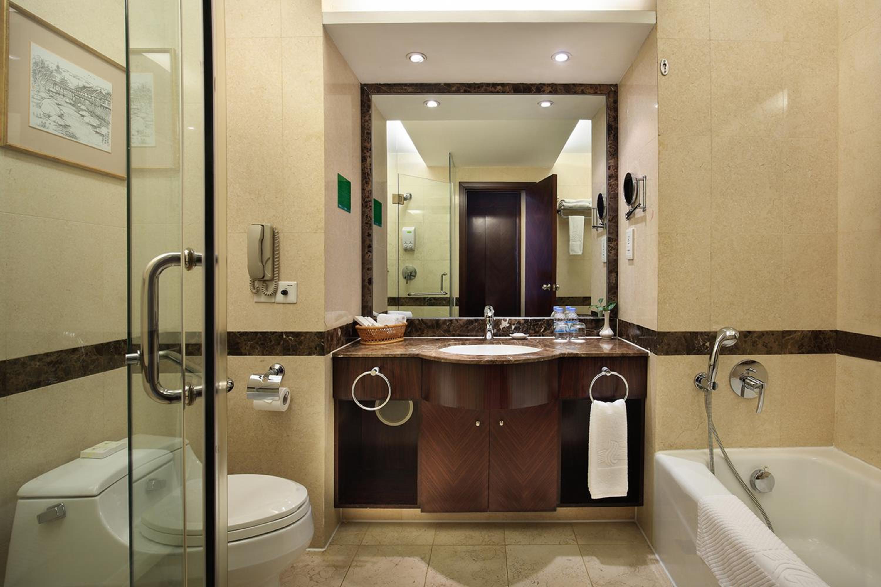 Suite with City View thumbnail 5