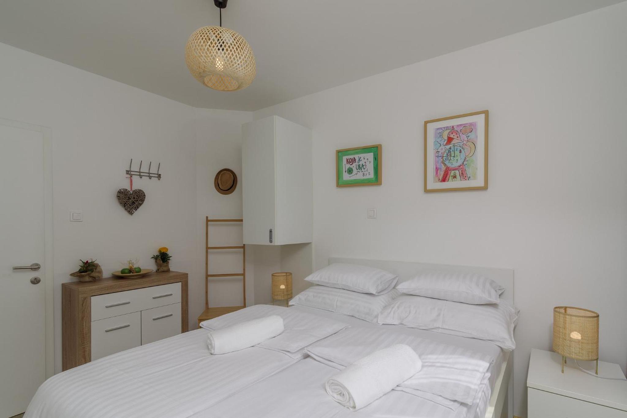 Double Room - Photo 6