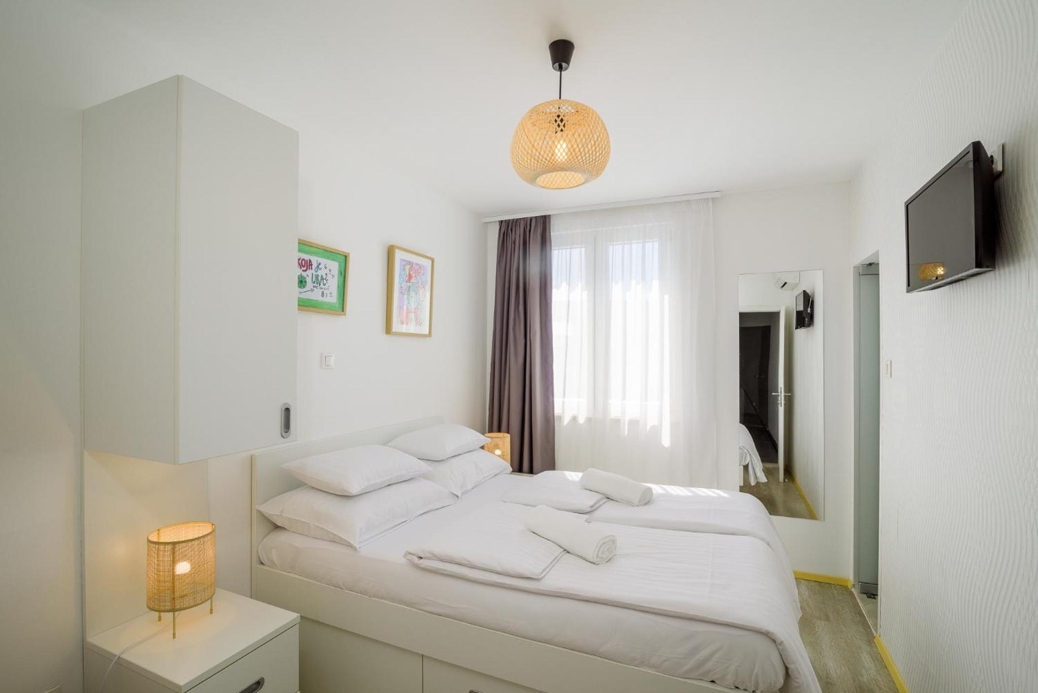 Double Room - Photo 7
