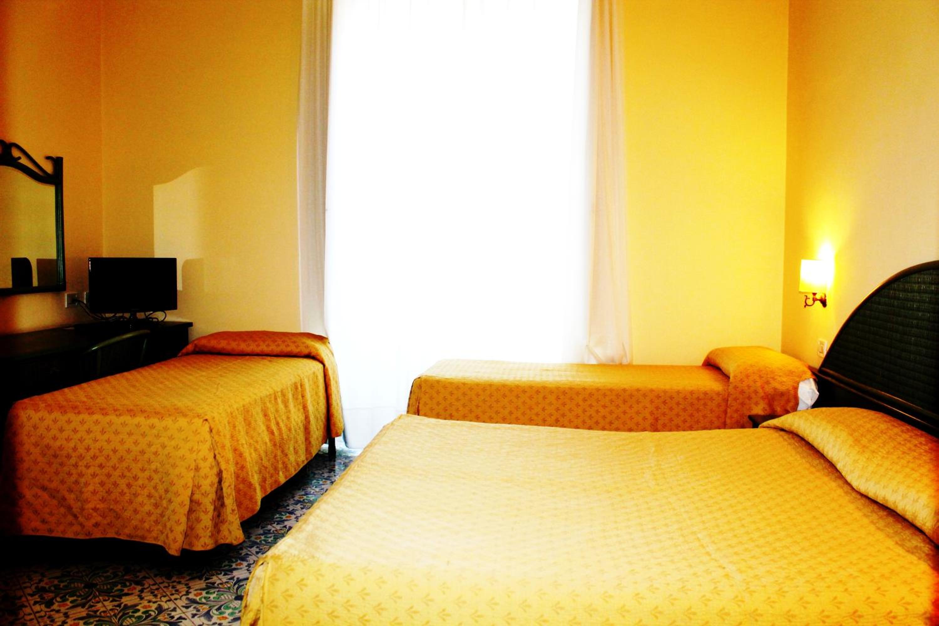 Quadruple Room (2 Adults + 2 Children) - Photo 2