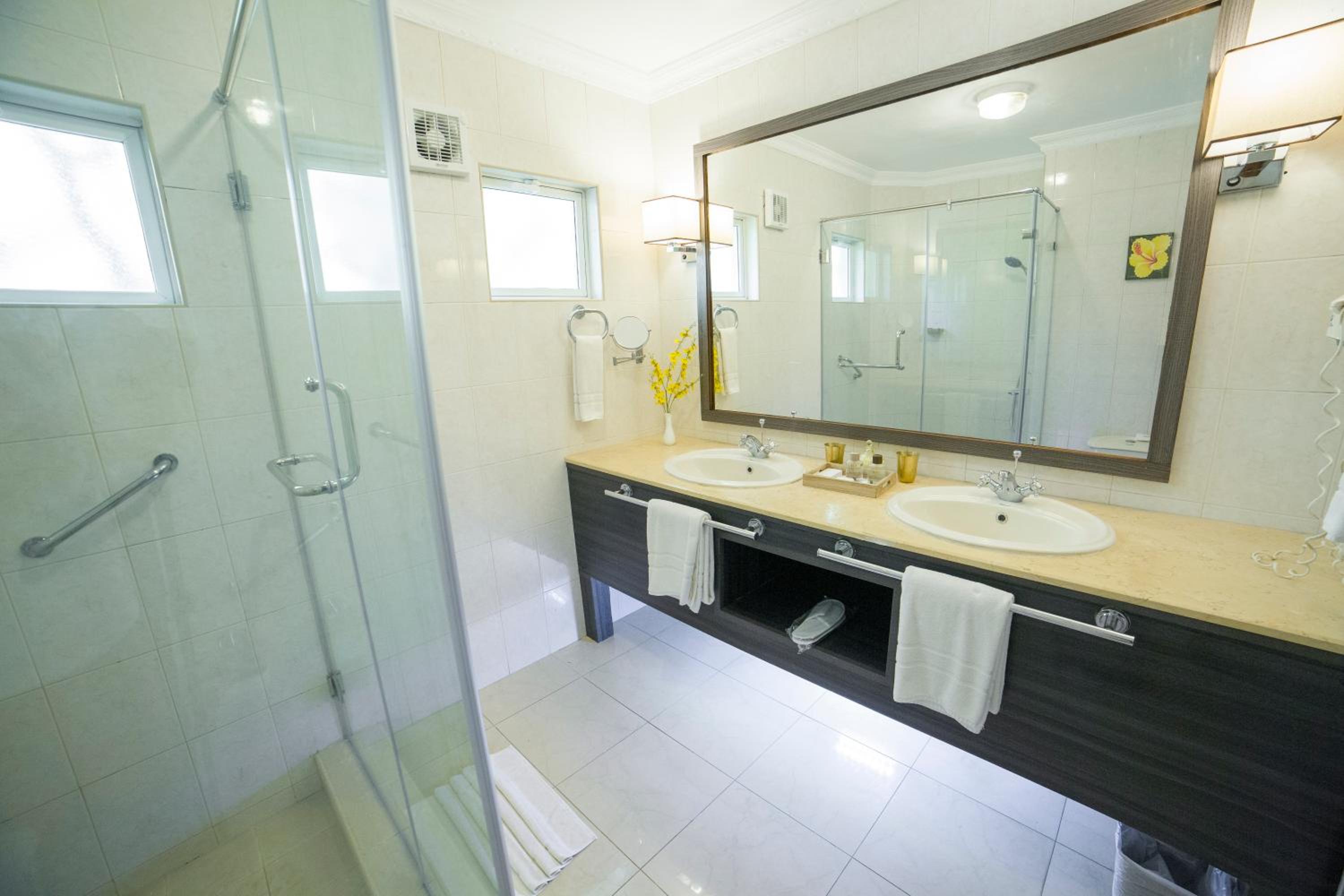 Deluxe Room with Sea View - Photo 12