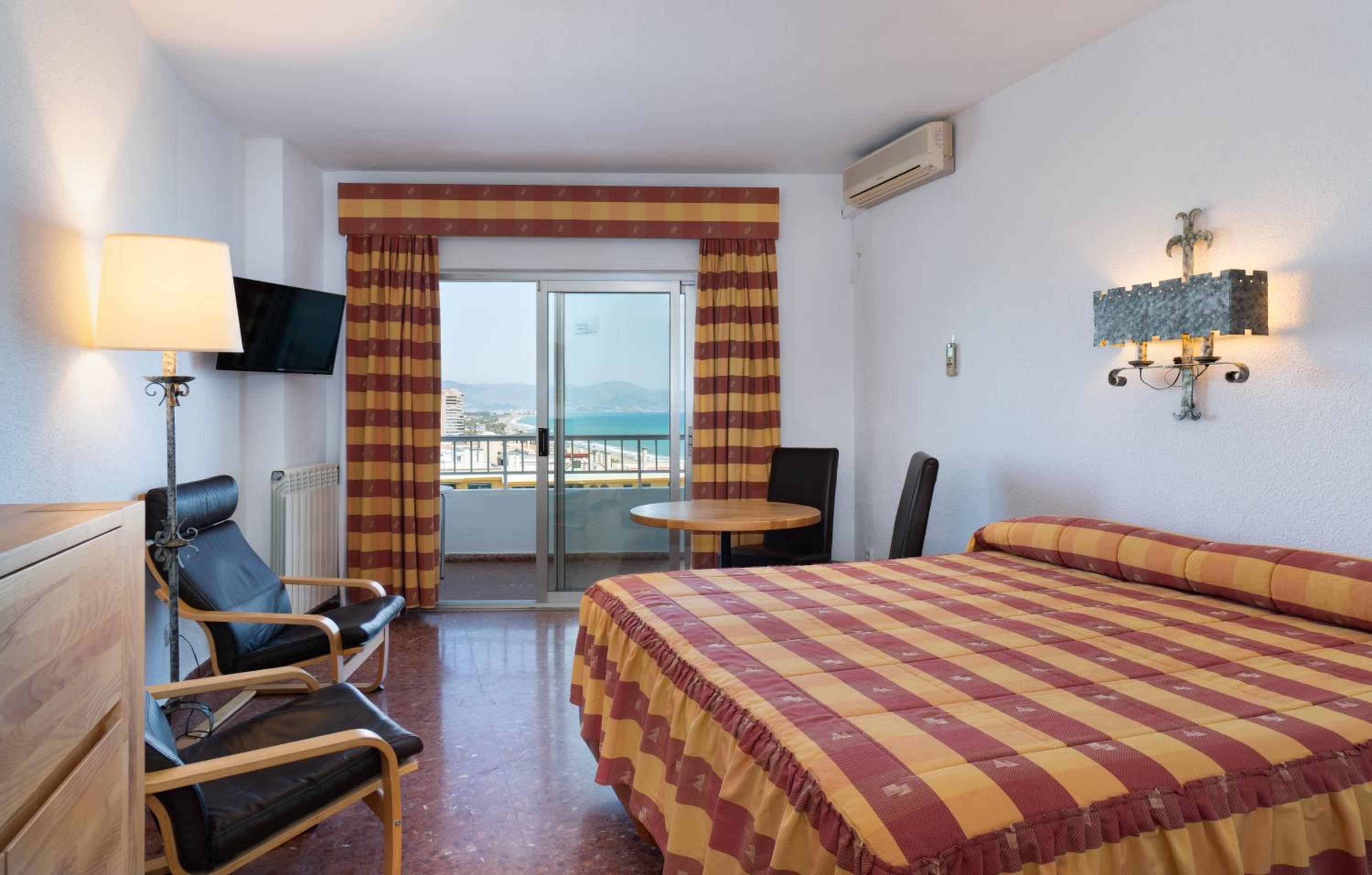 Studio with Side Sea View (2 Adults + 1 Child) - Photo 10