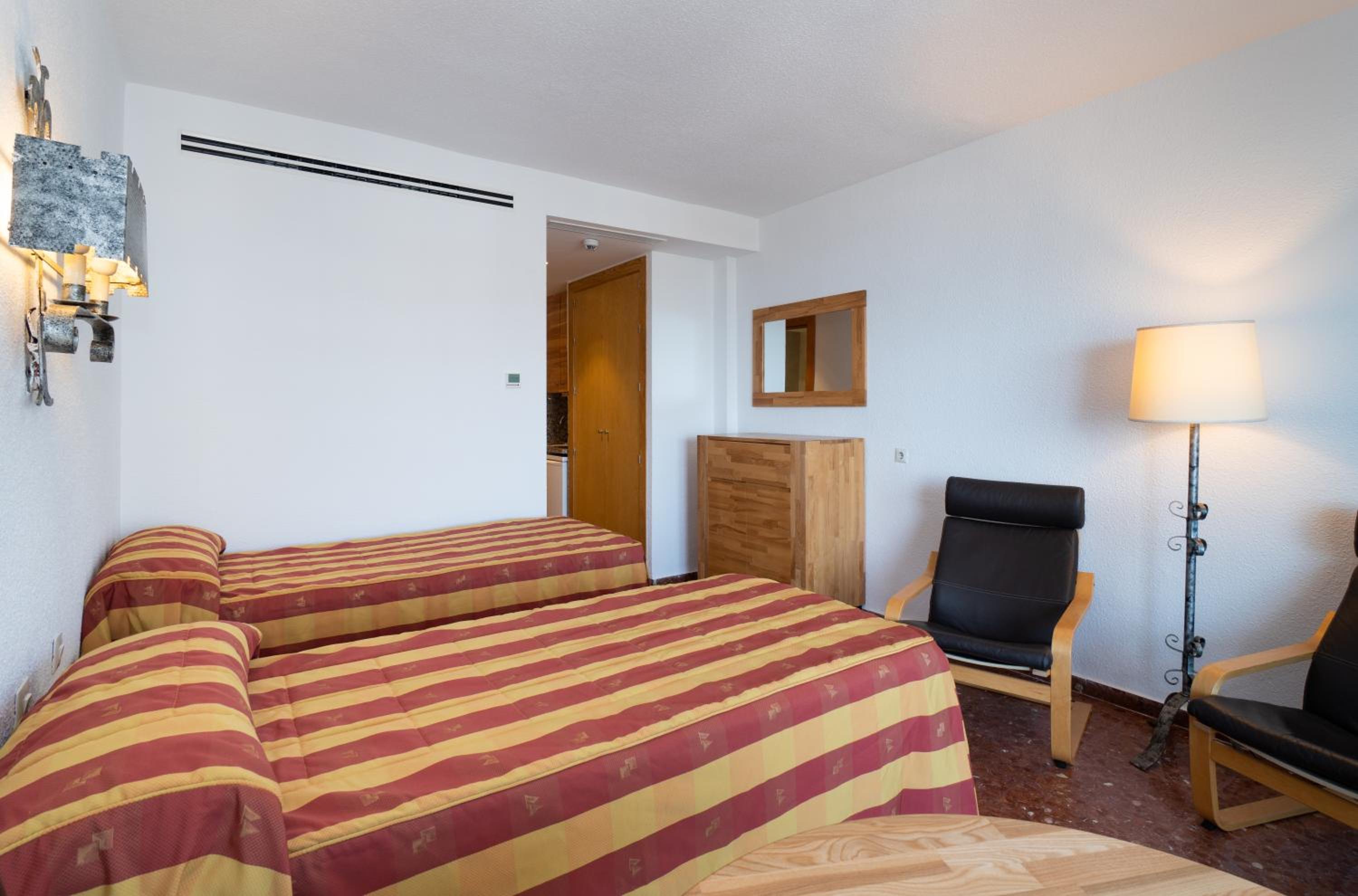 Studio with Side Sea View (2 Adults + 1 Child) - Photo 9