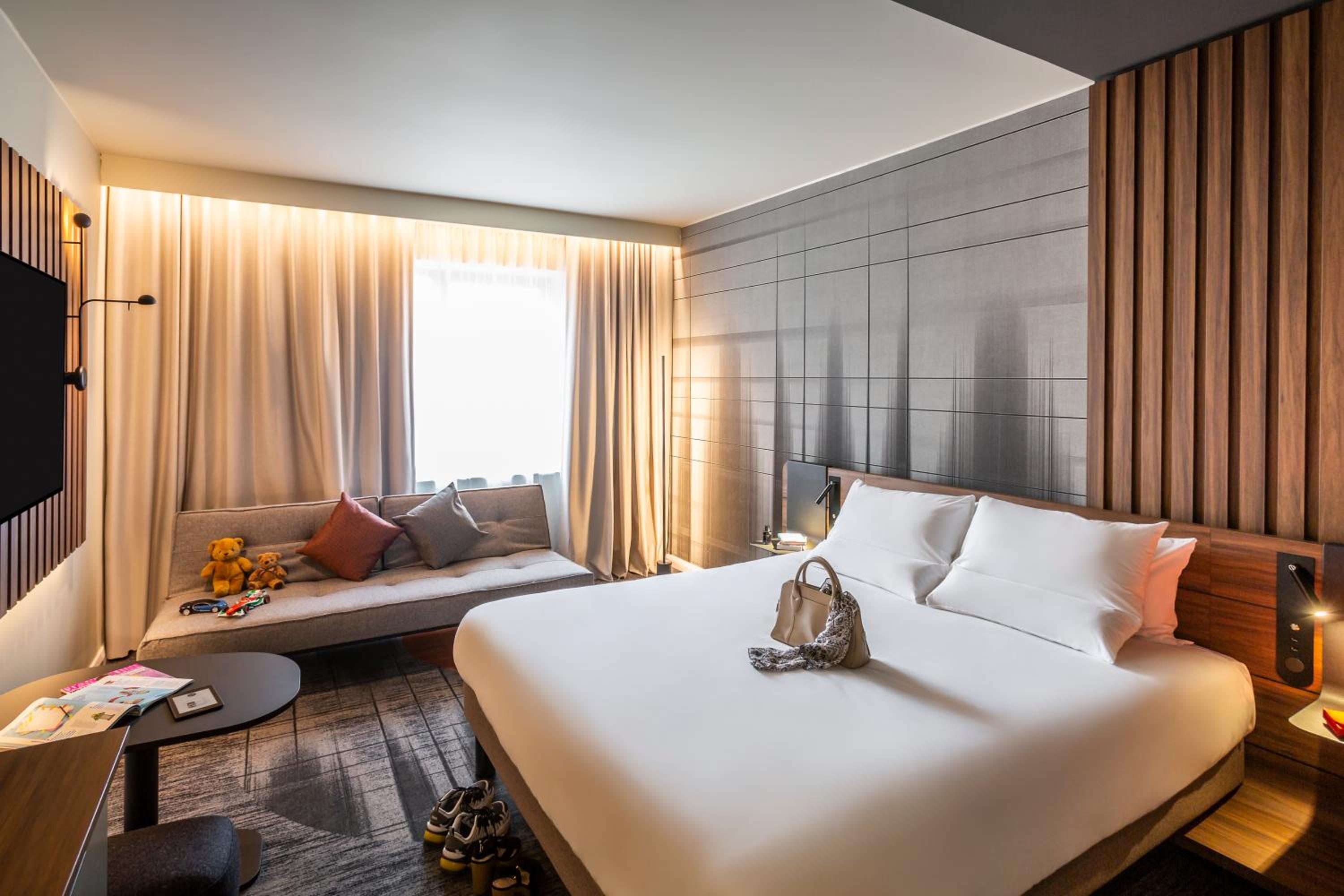 Superior Queen Room with Single Sofa Bed - Photo 4