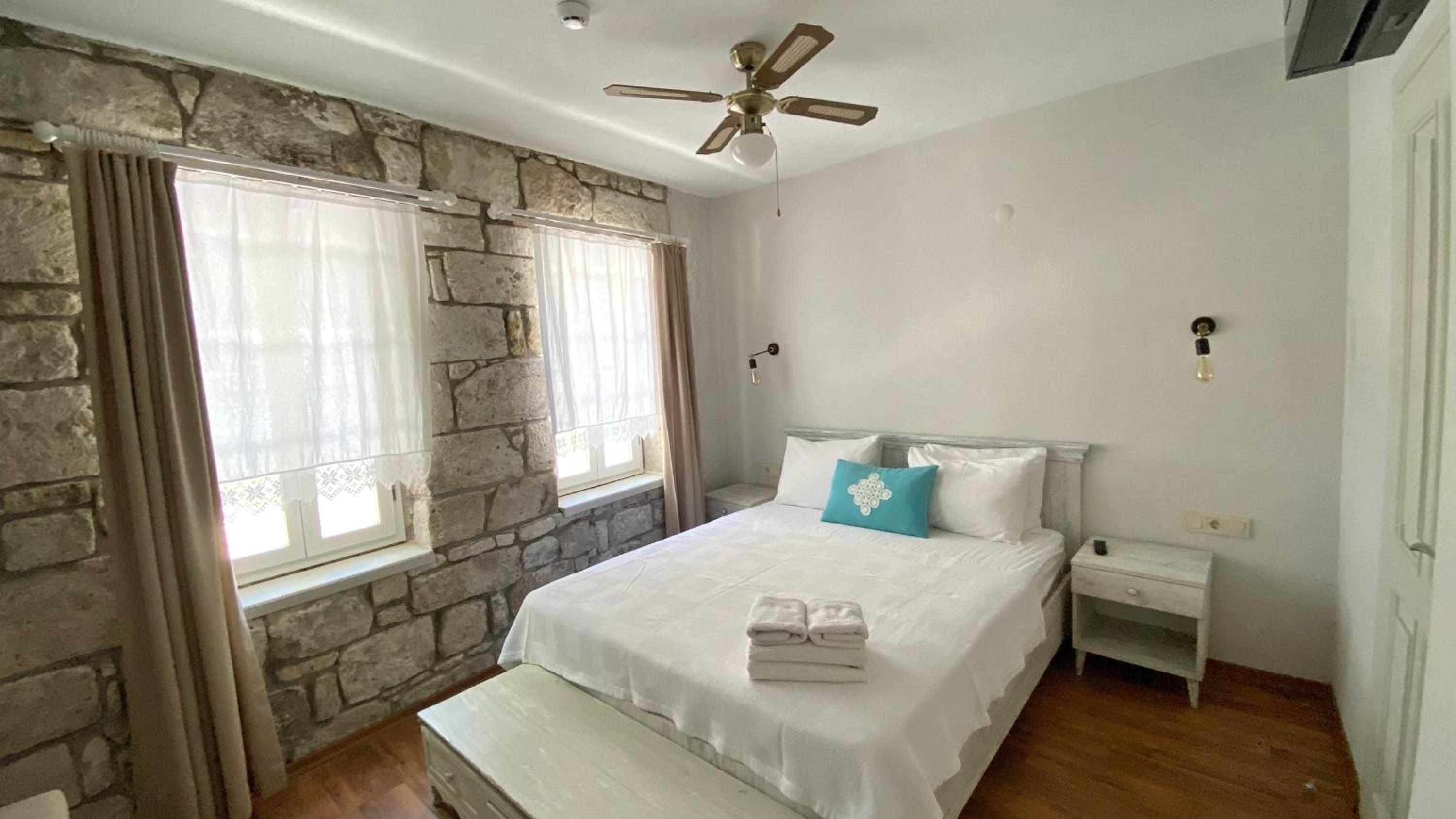 Deluxe Room - Photo 12