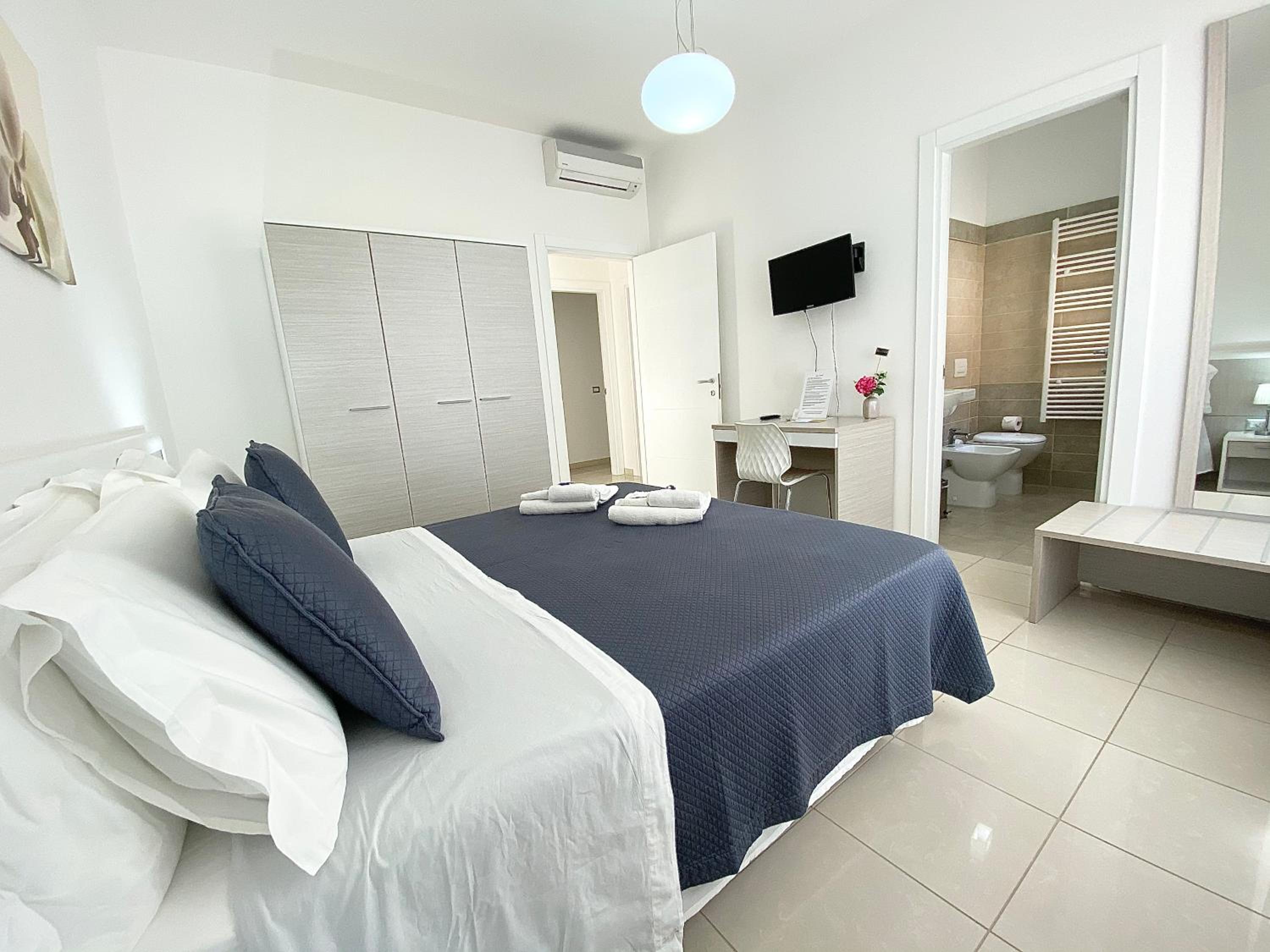 Double or Twin Room with Private Bathroom photo 2