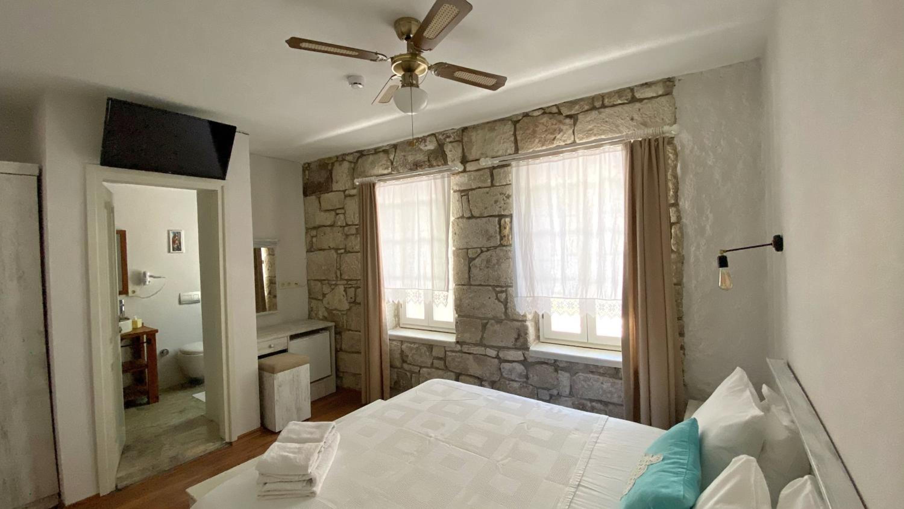 Deluxe Room - Photo 5