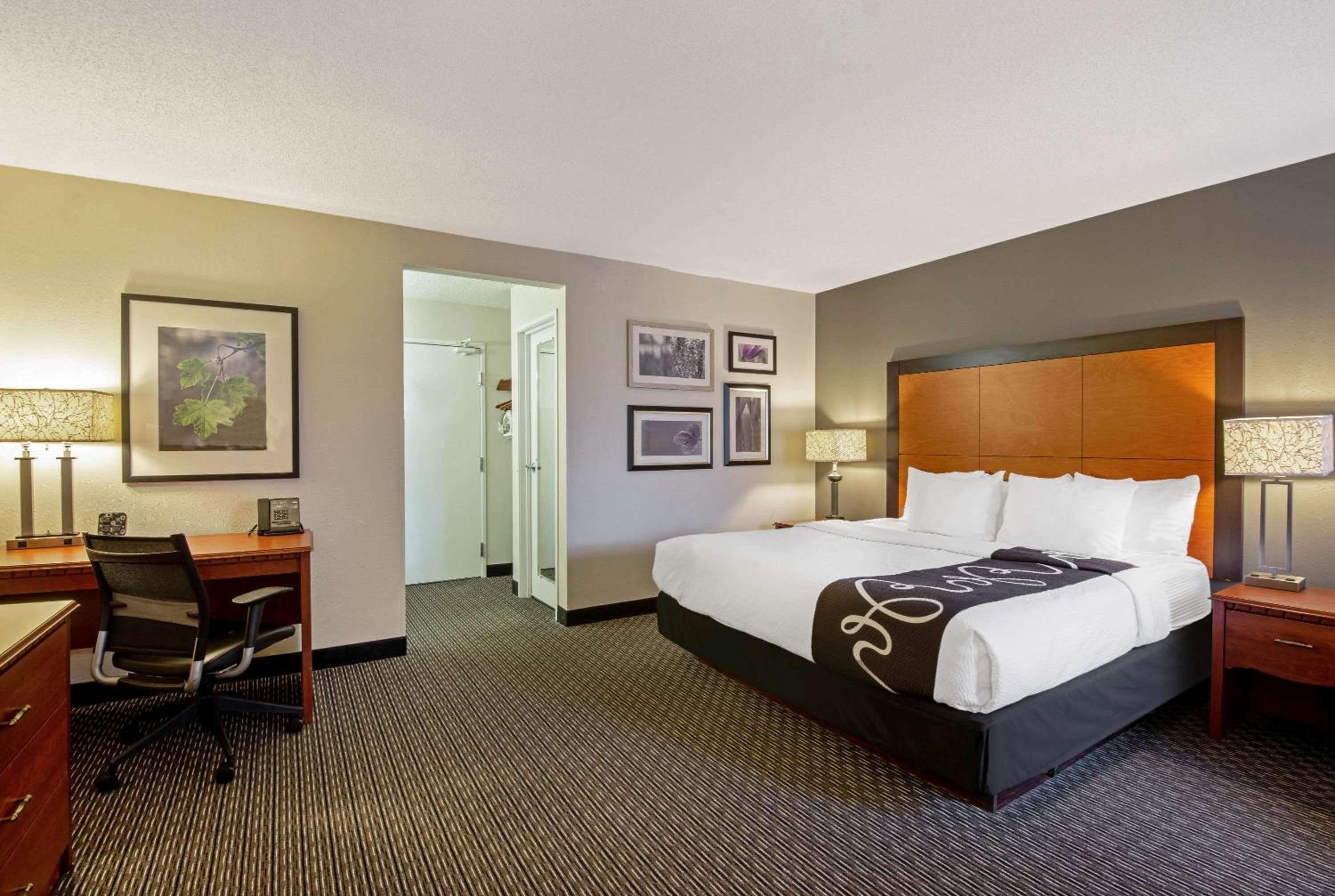 King Room - Non-Smoking - Photo 4