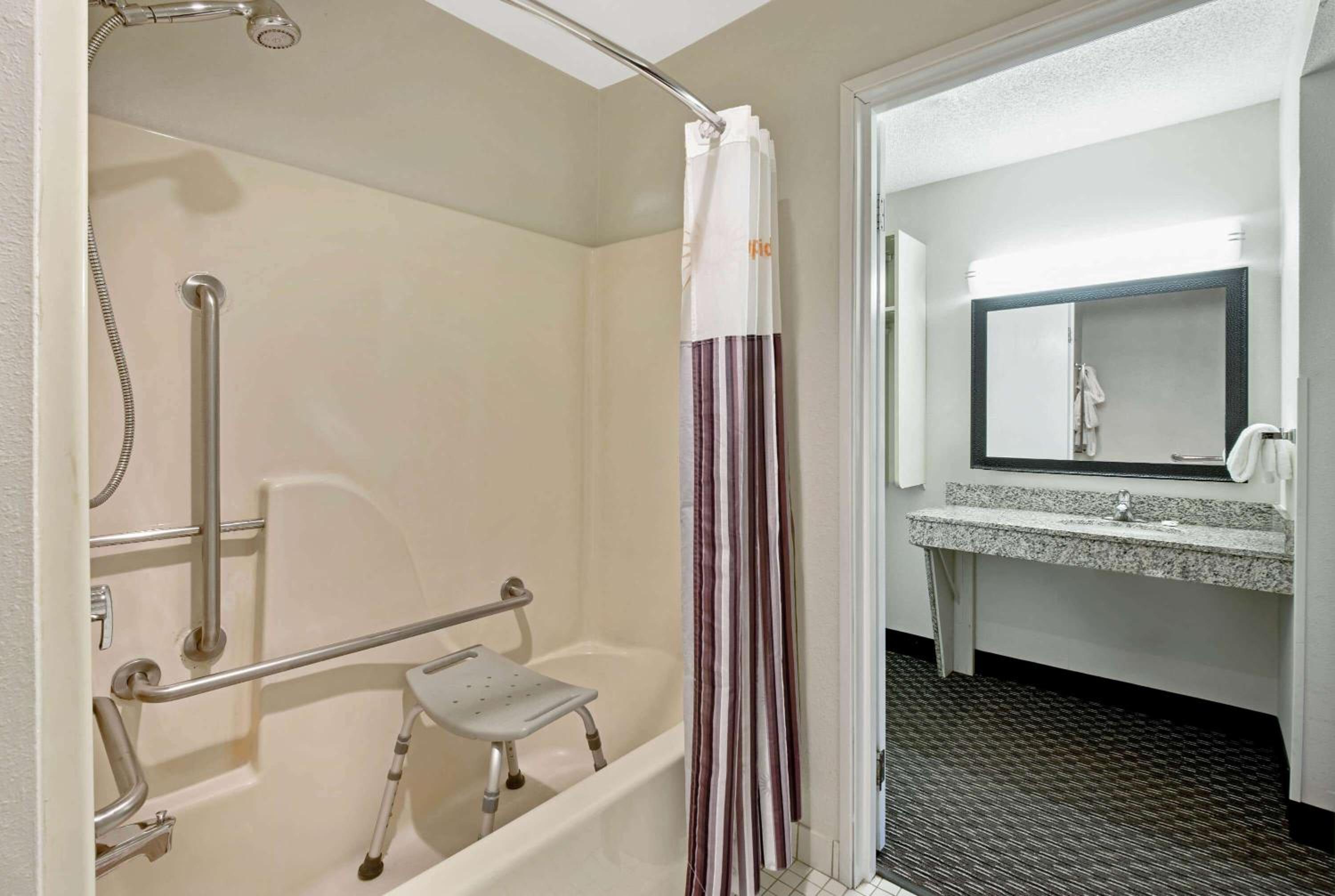 Double Room with Bath Tub - Mobility/Hearing Accessible - Non-Smoking - Photo 4