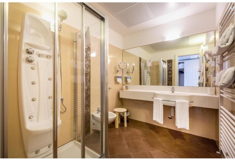 Deluxe Double Room with Side Sea View - Photo 3
