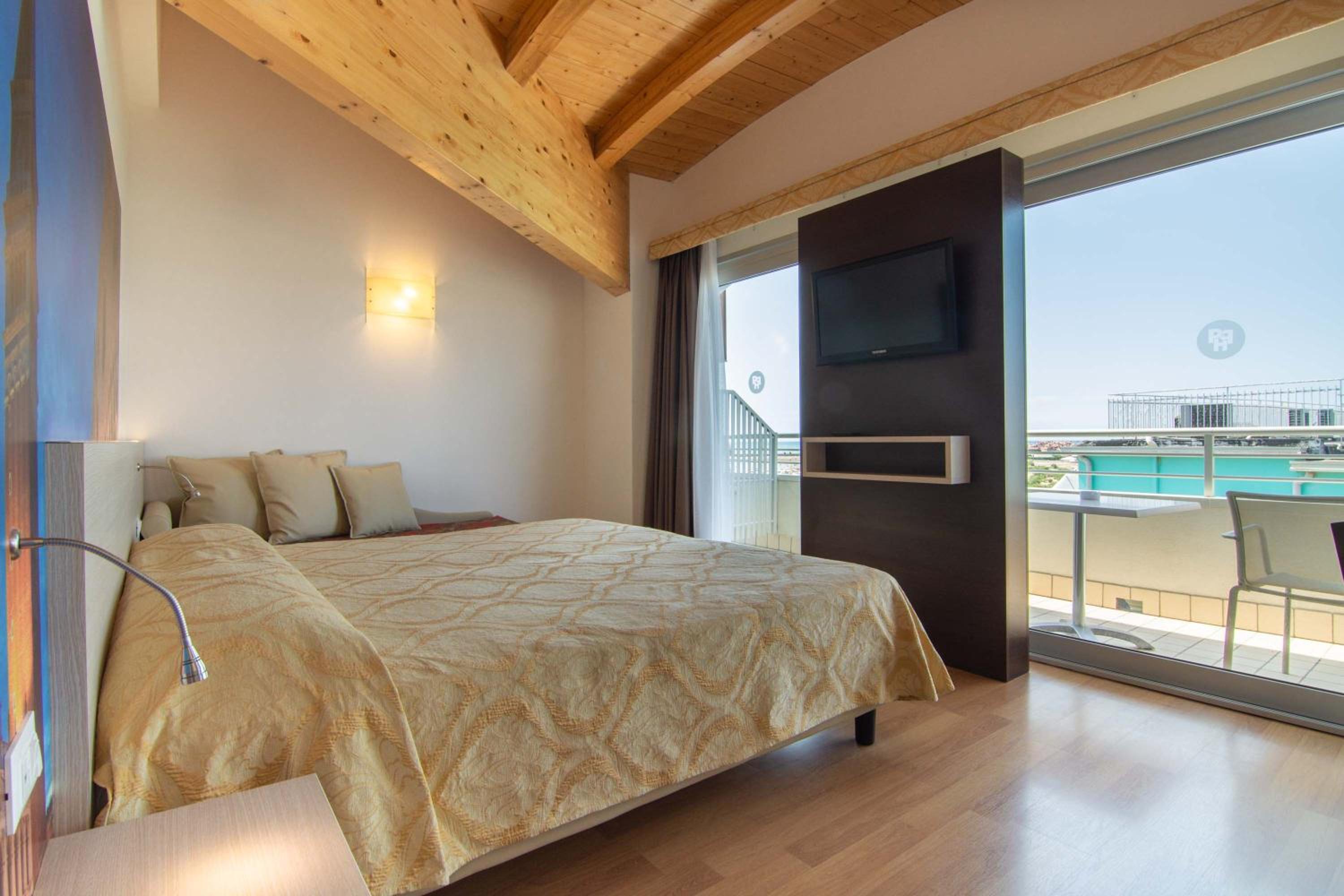 Deluxe Double Room with Side Sea View - Photo 1