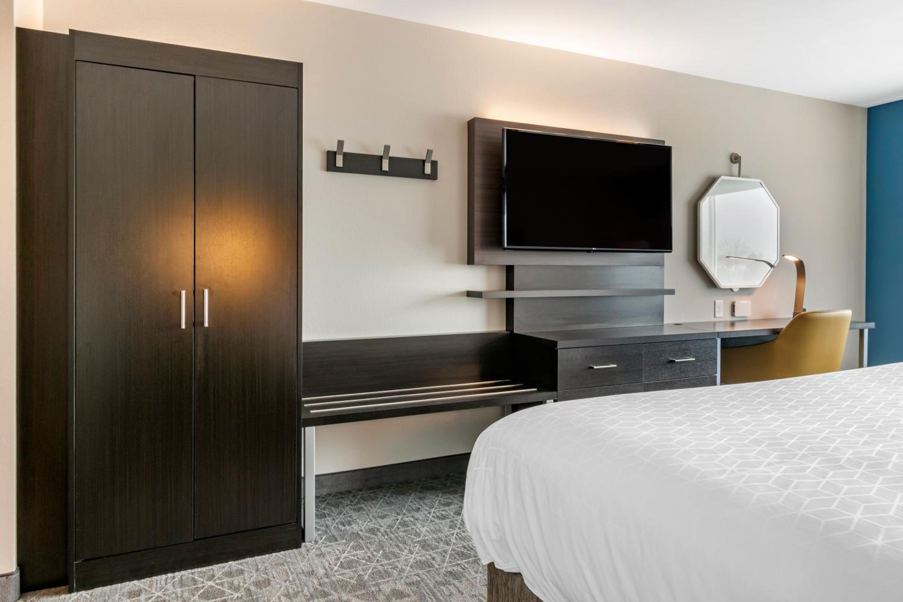 Standard Room with Two Queen Beds - Photo 3