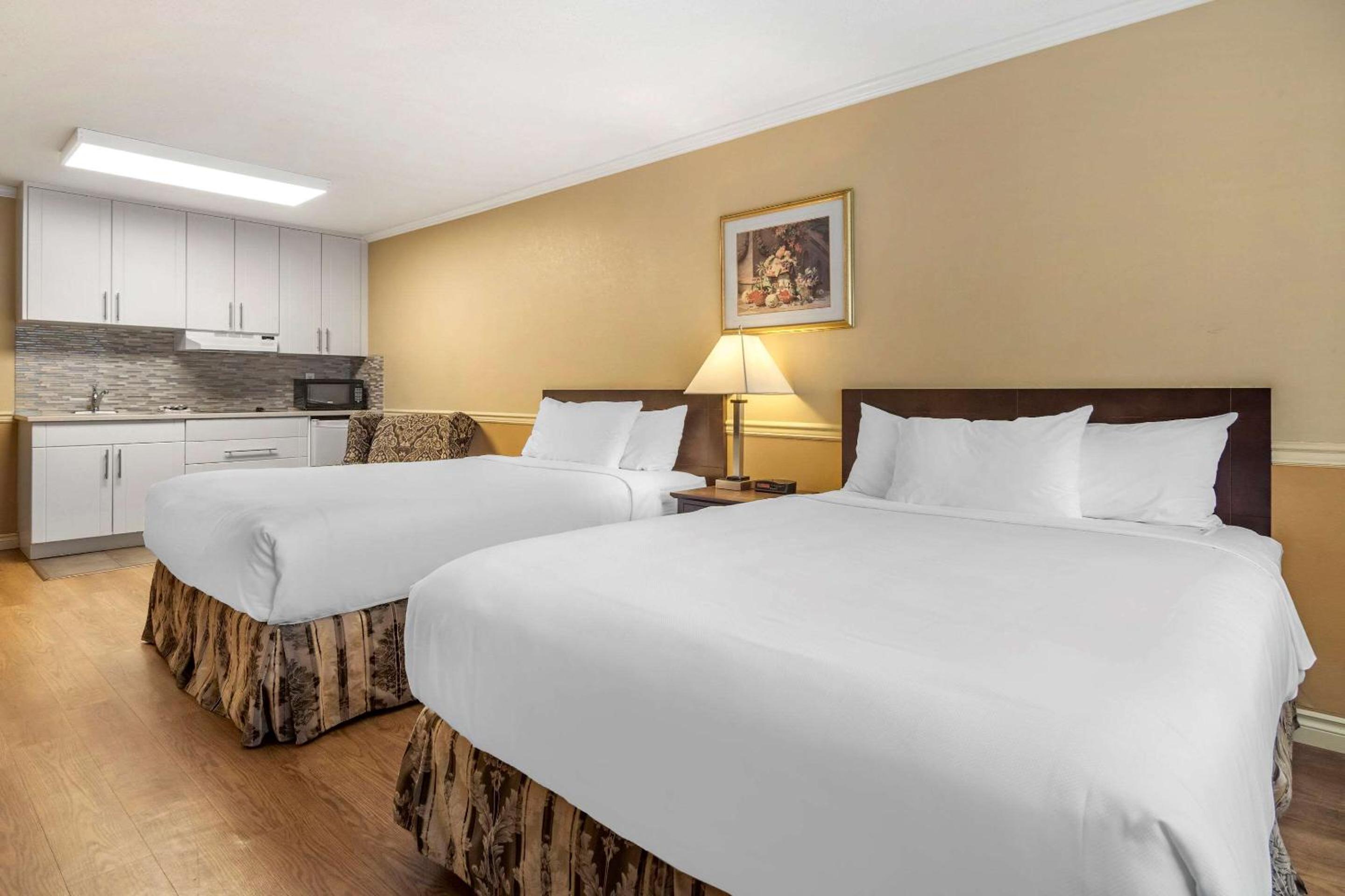 Queen Room with Two Queen Beds - Non Smoking photo 1