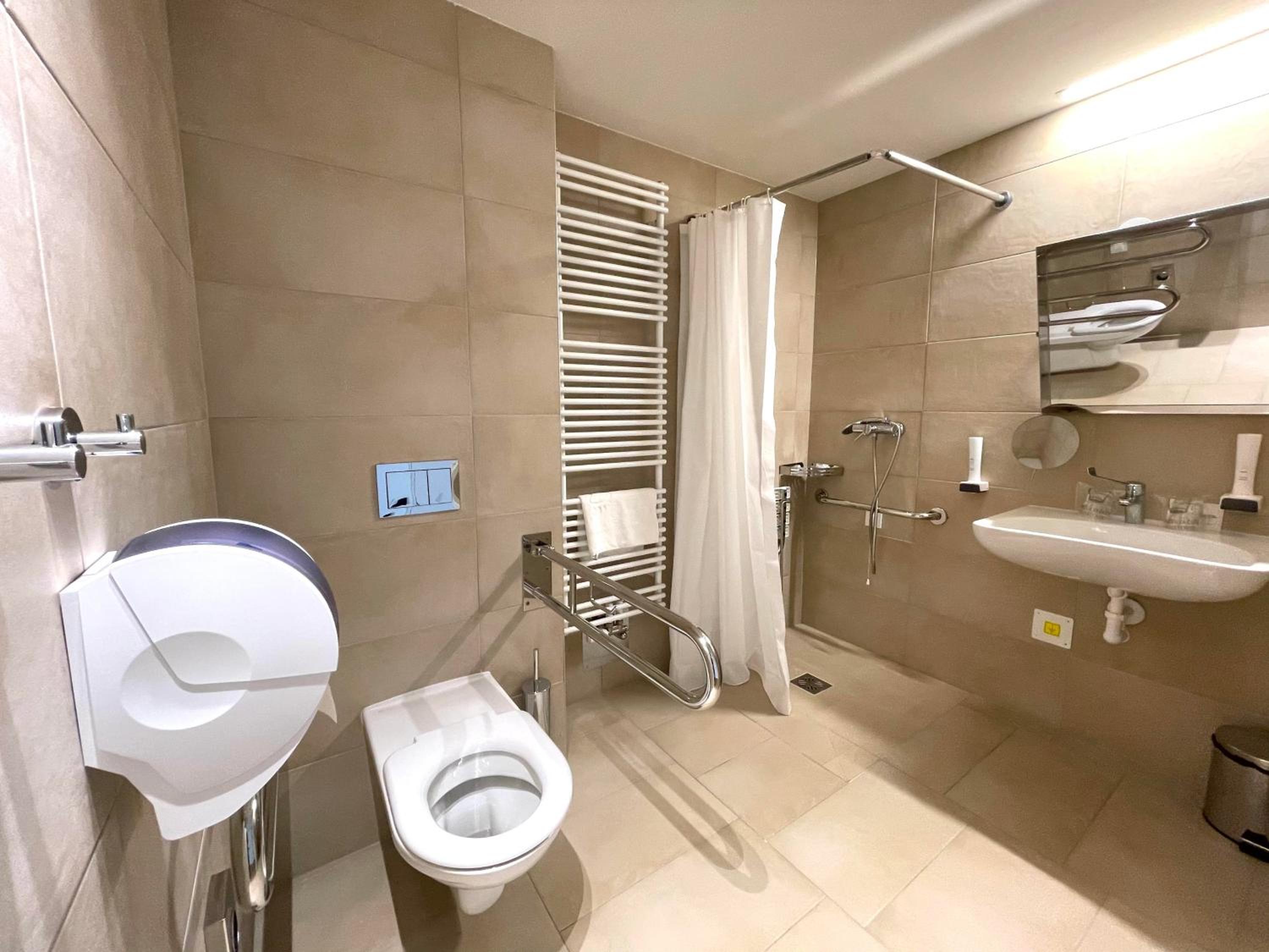 Double or Twin Room - Disability Access photo 3
