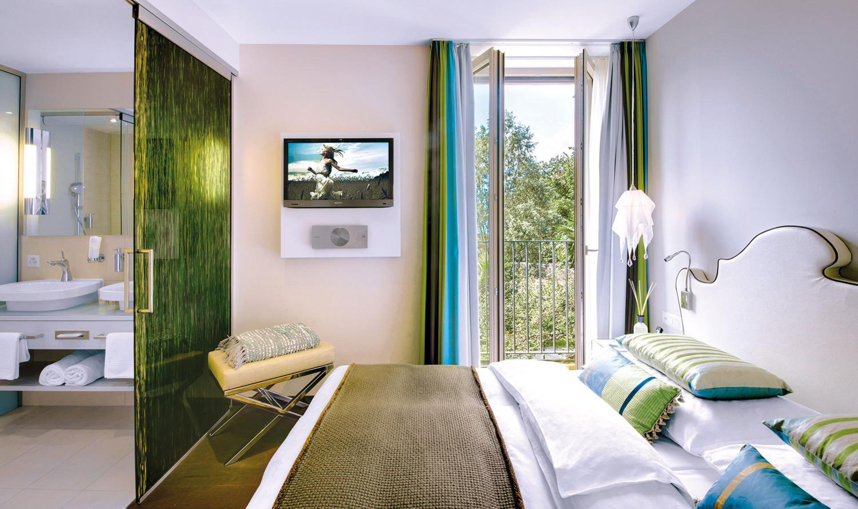 Suite - Photo 1