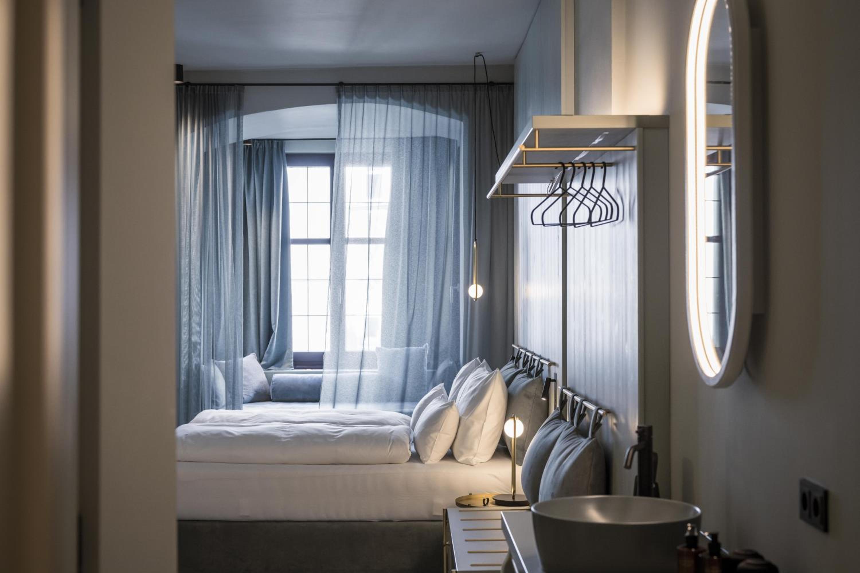 Medium Double Room with Golden Roof View photo 1