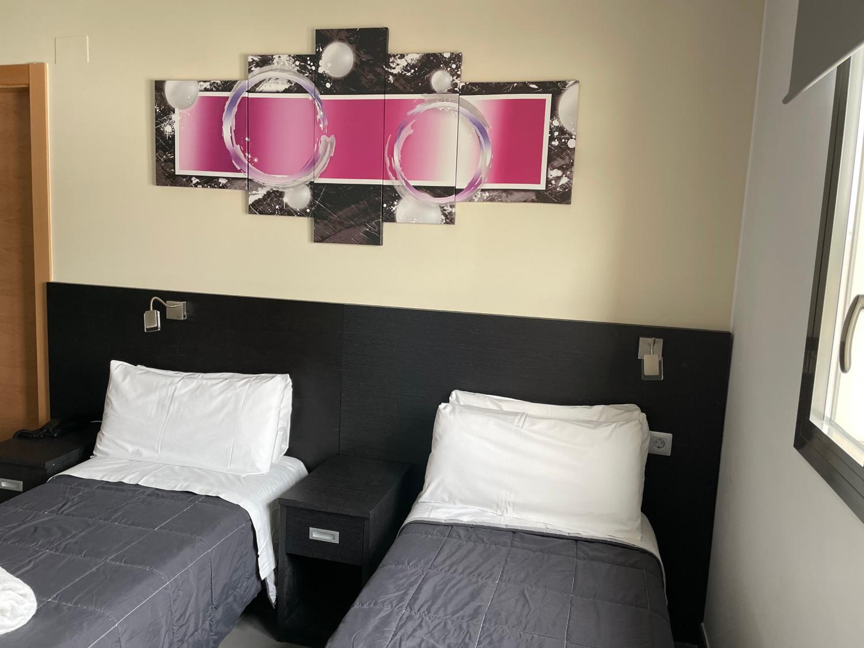 Twin Room - Photo 9