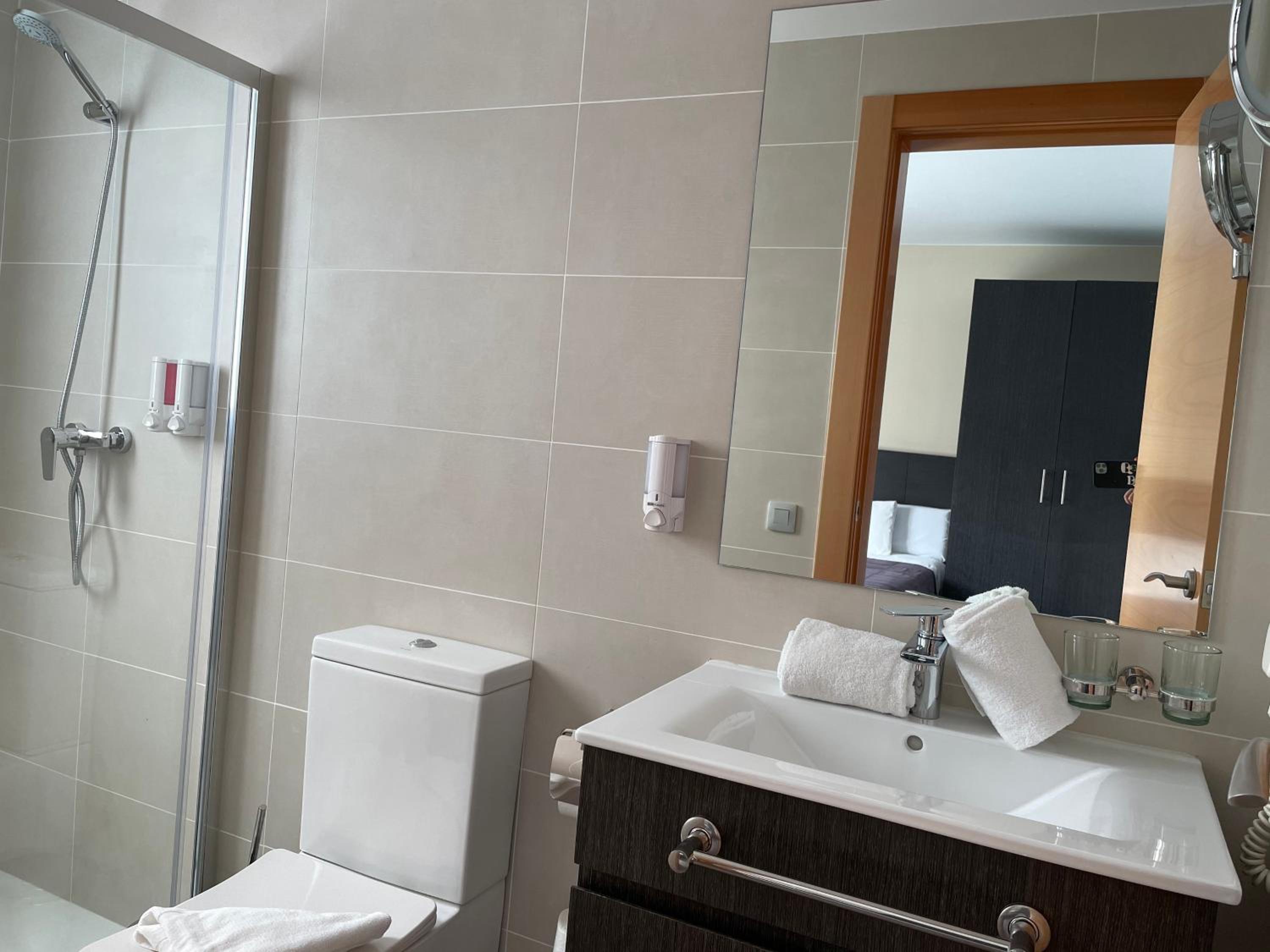 Twin Room - Photo 7
