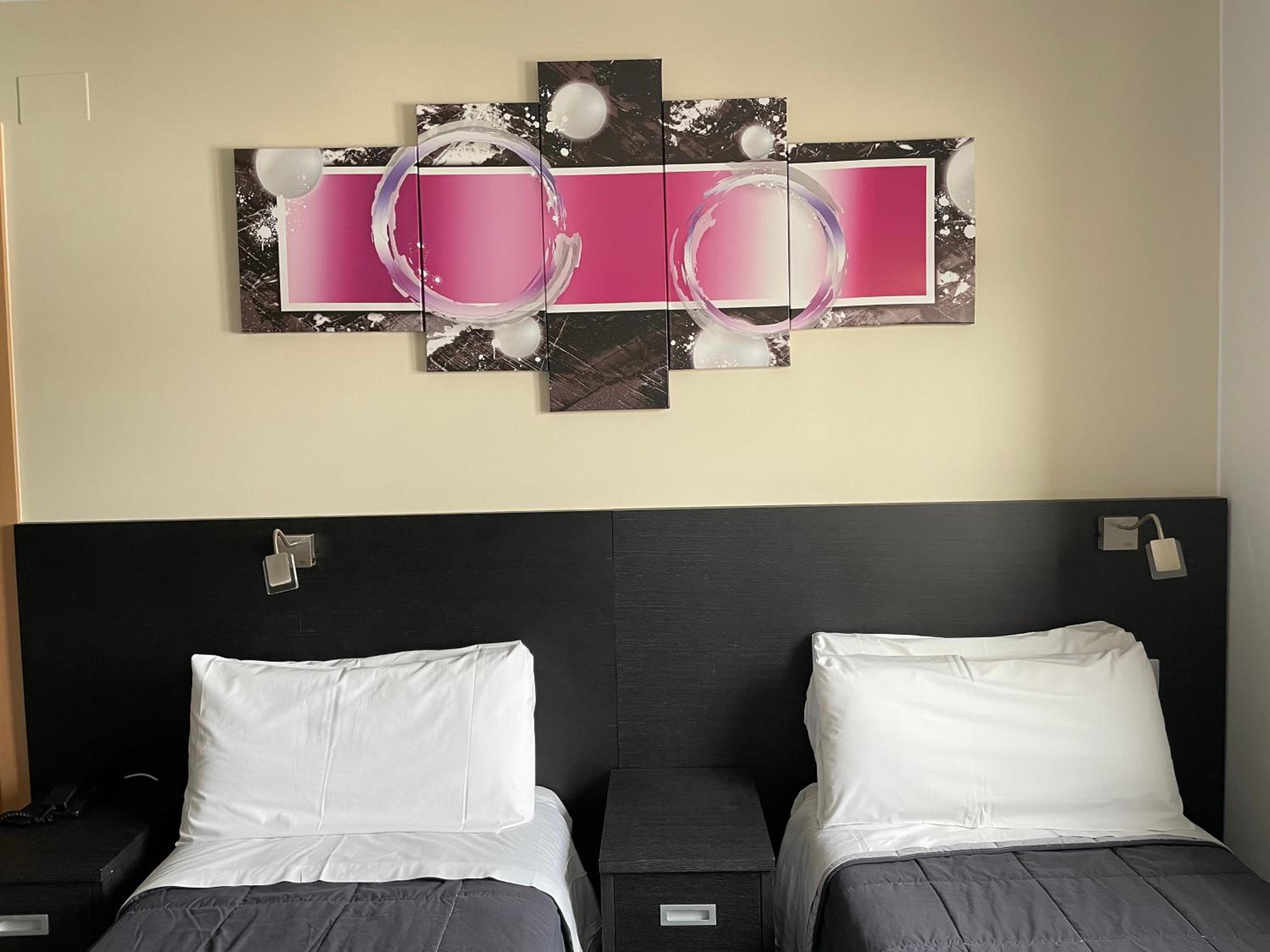Twin Room - Photo 2