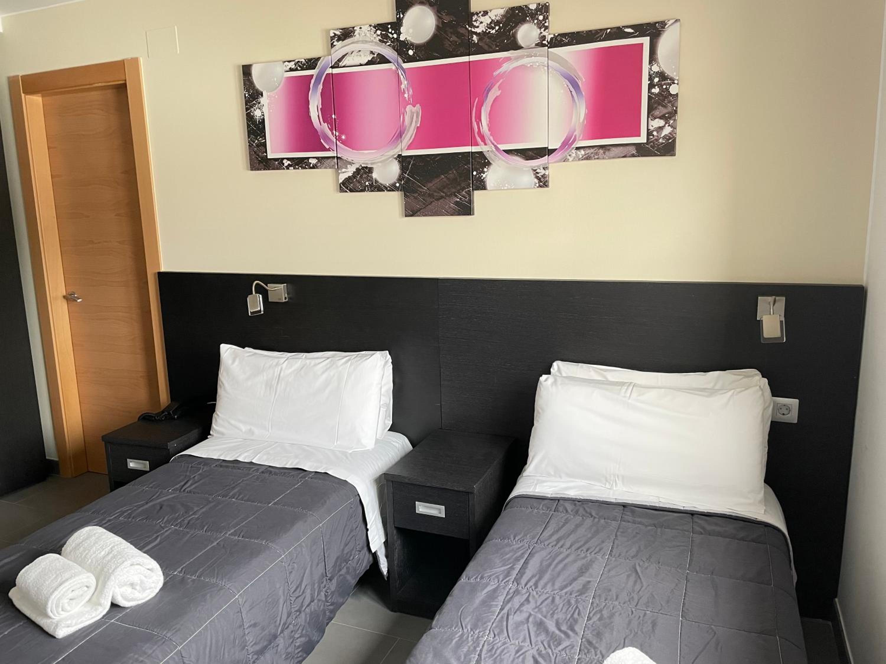 Twin Room - Photo 3