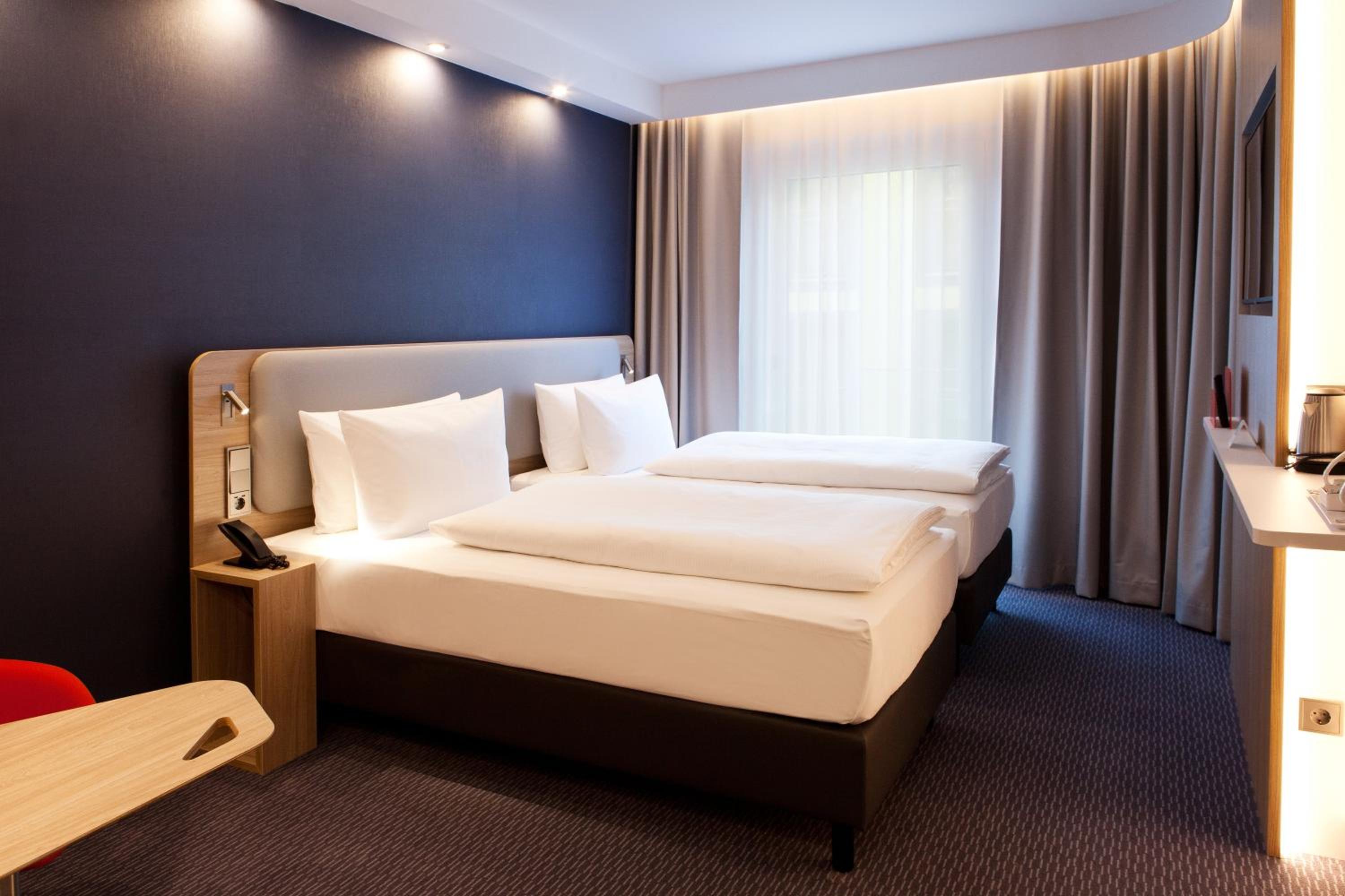 Standard Twin Room - Photo 8