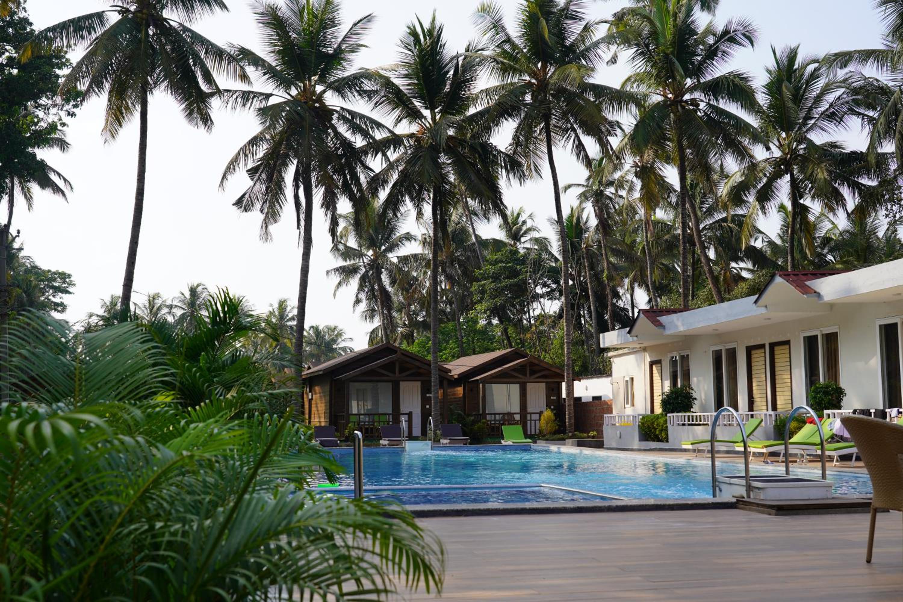 Deluxe Room with Pool View - Photo 9