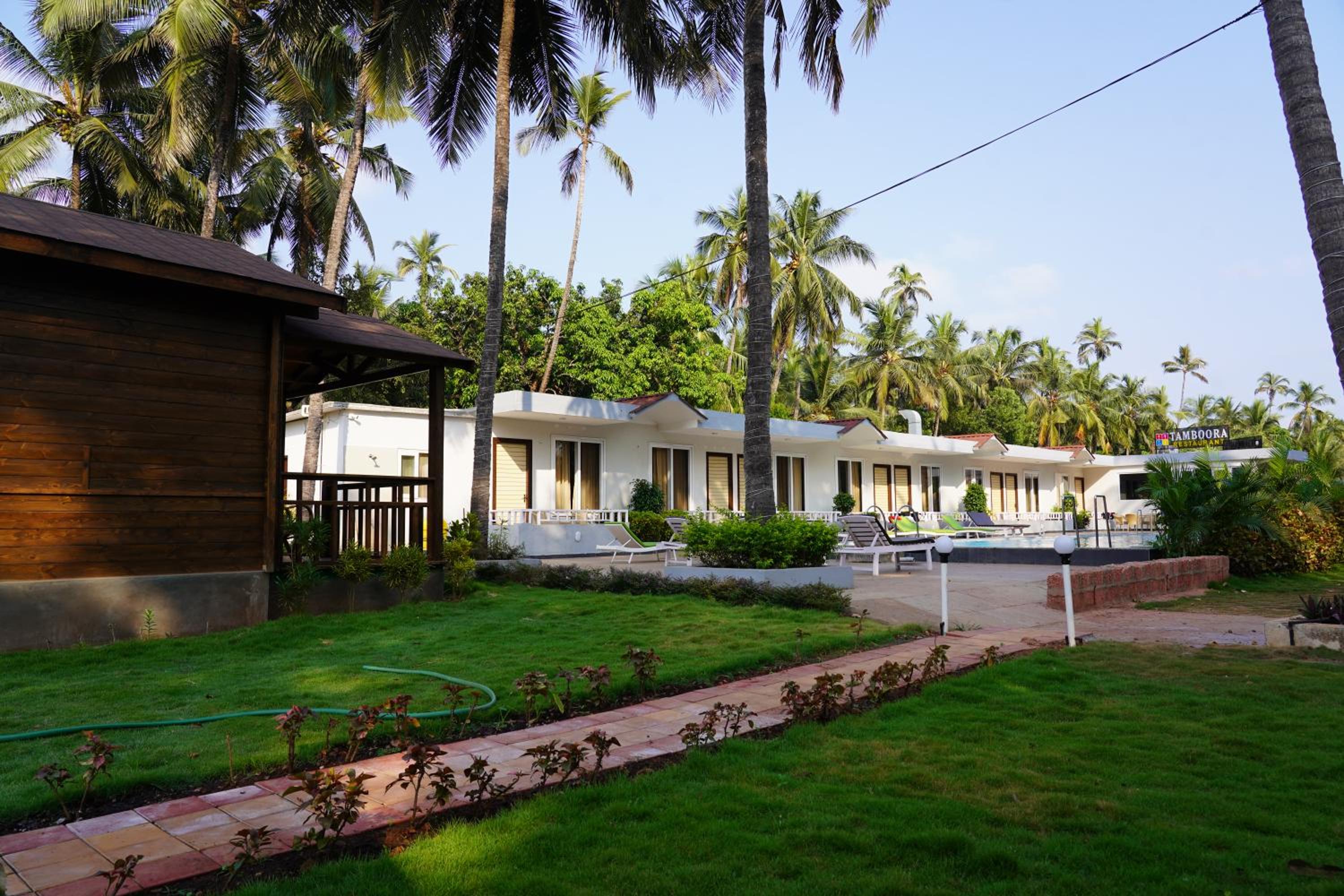 Deluxe Room with Pool View - Photo 11
