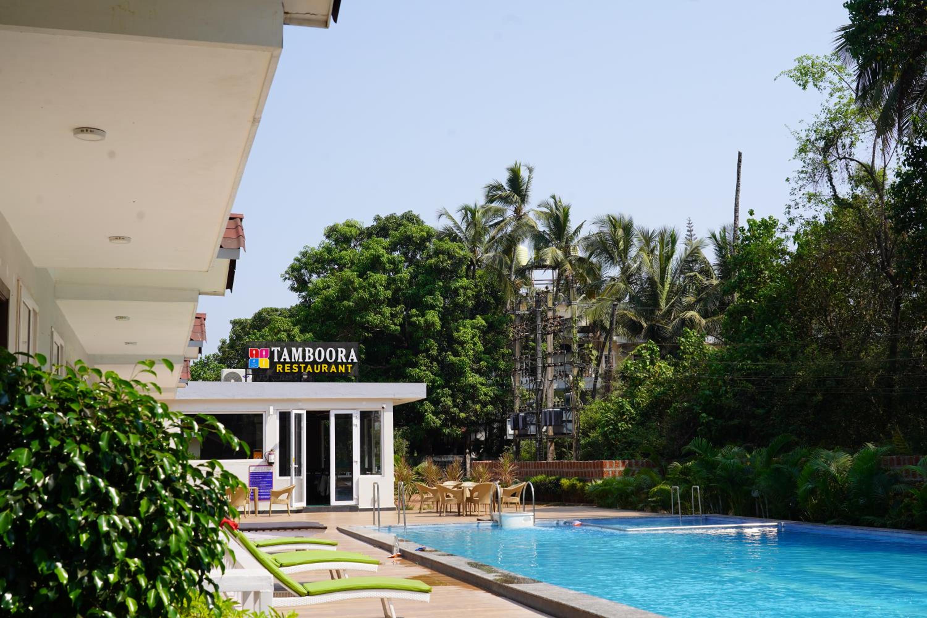 Deluxe Room with Pool View - Photo 10