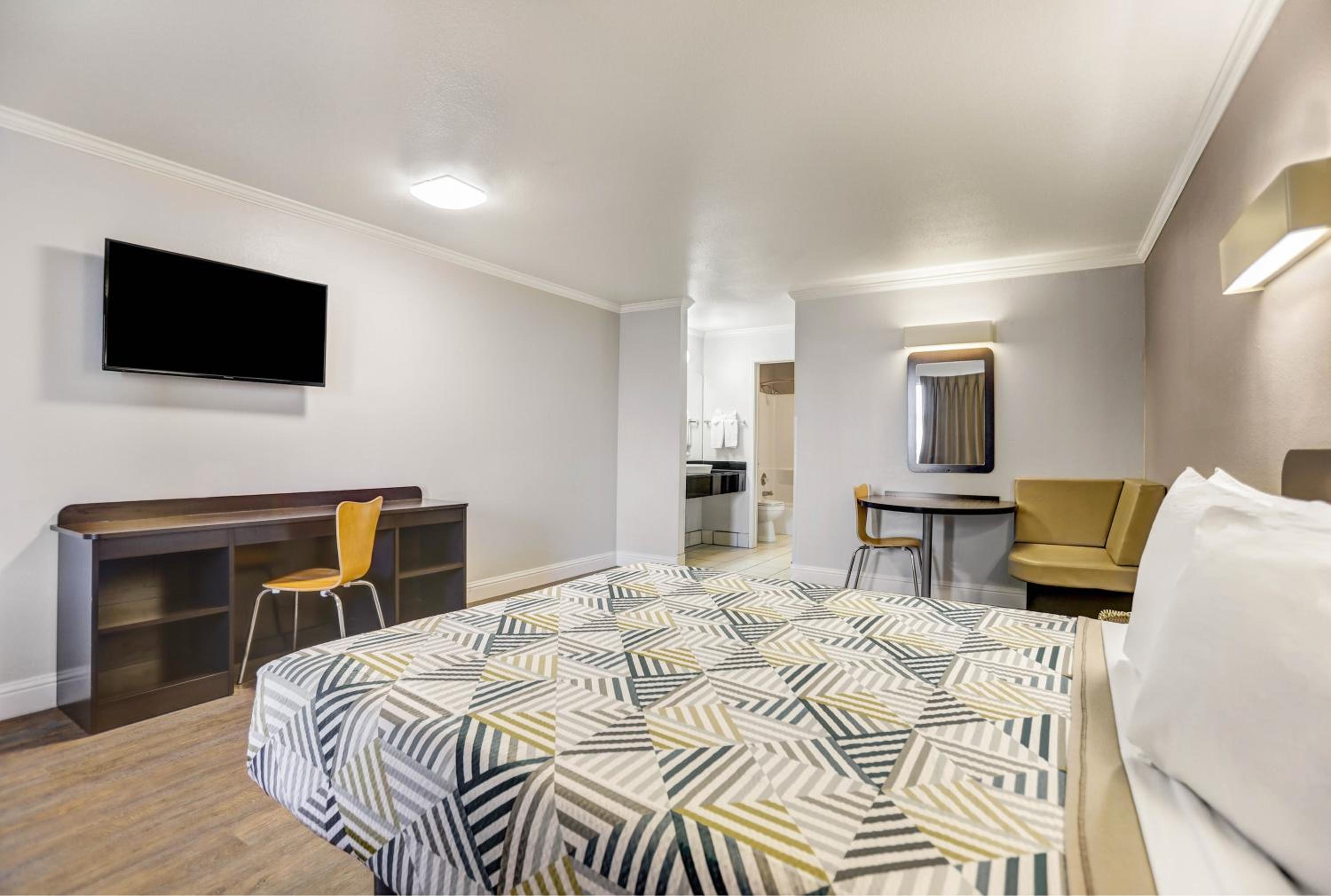 Queen Room - Non-Smoking - Photo 6