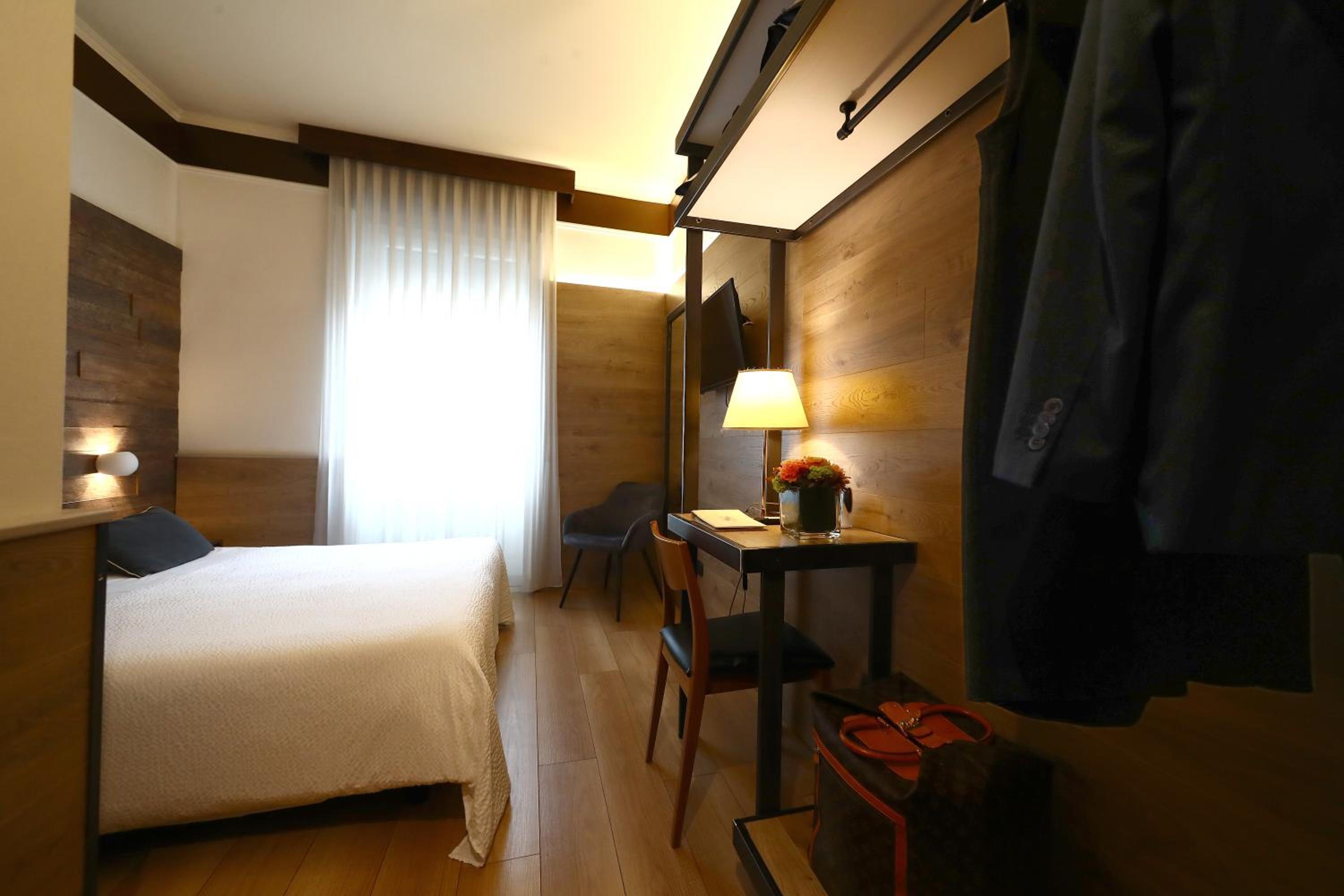 Double or Twin Room - Photo 5