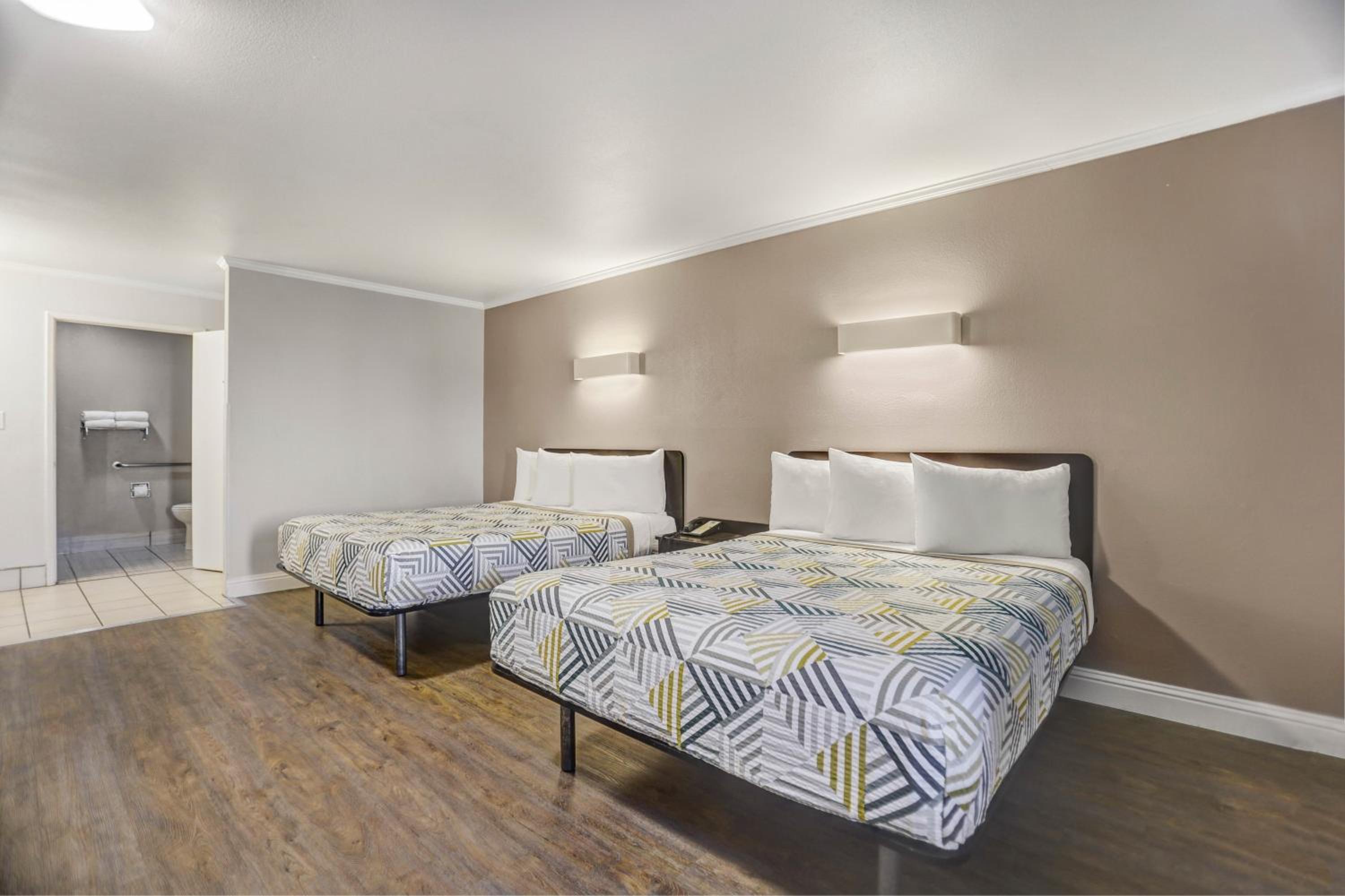 Queen Room with Two Queen Beds - Disability Access - Non-Smoking - Photo 4