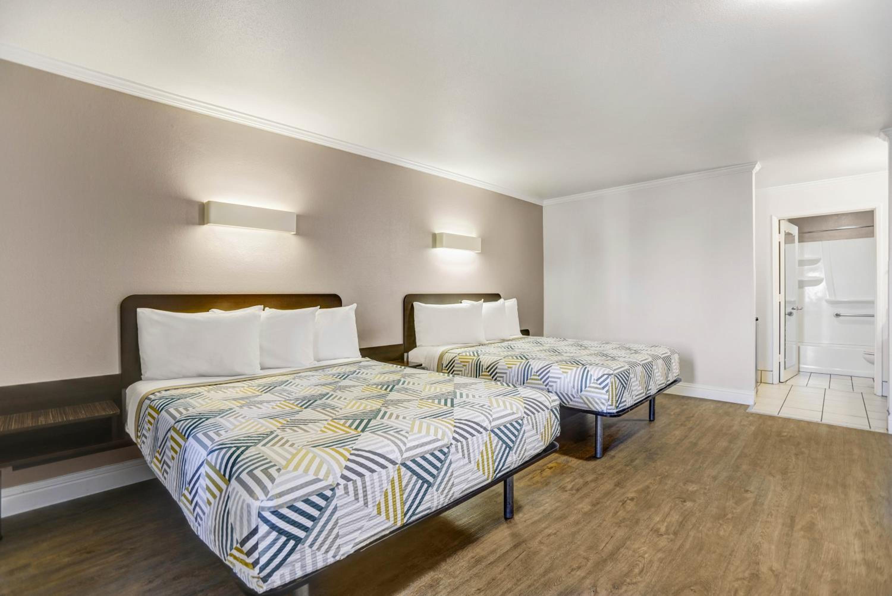 Queen Room with Two Queen Beds - Disability Access - Non-Smoking - Photo 8