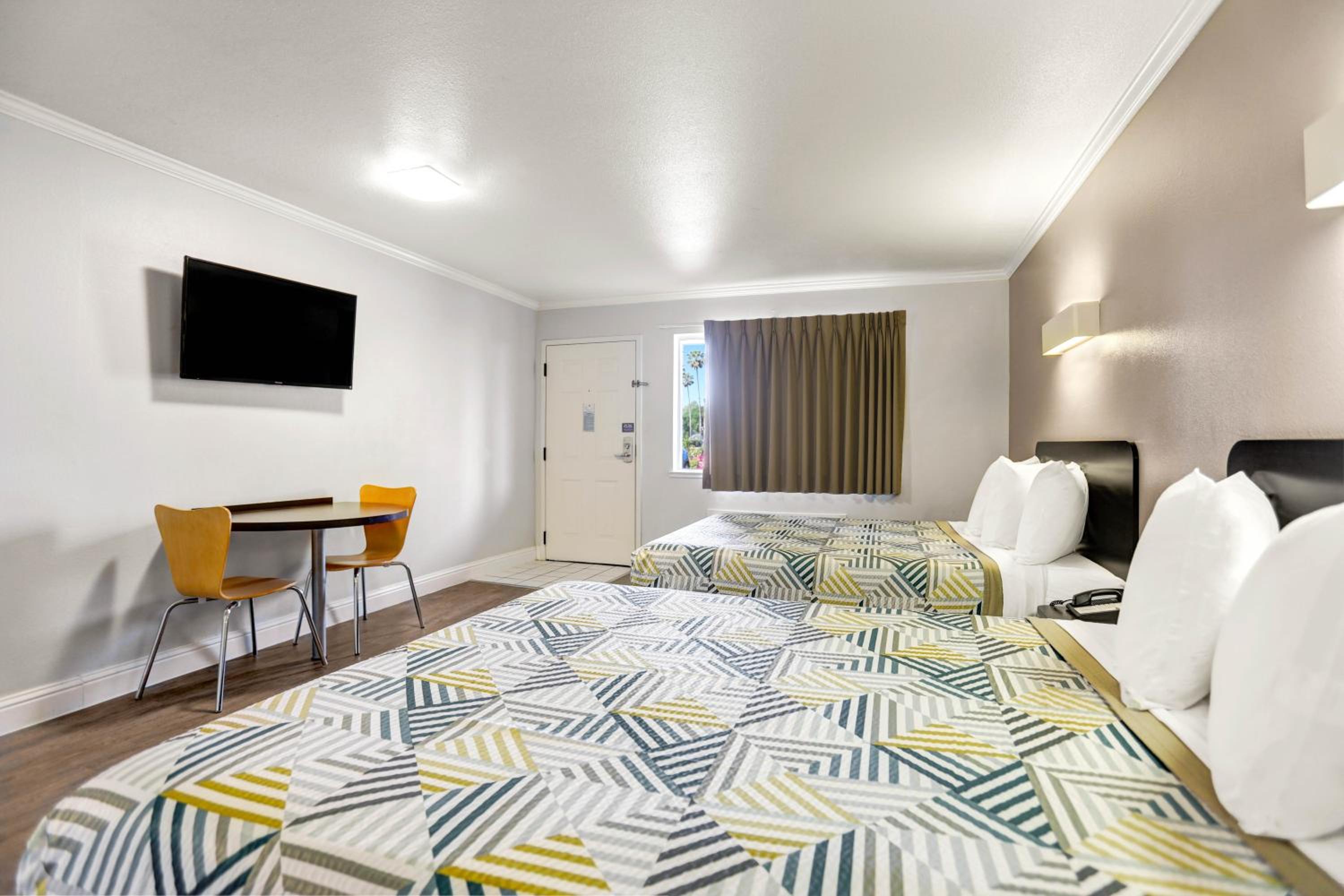 Queen Room with Two Queen Beds - Non-Smoking - Photo 7
