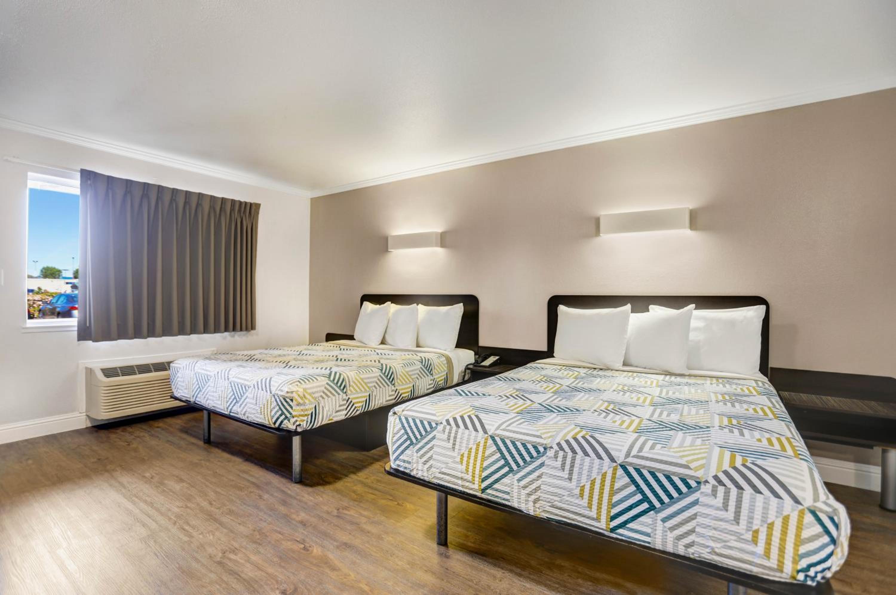 Queen Room with Two Queen Beds - Non-Smoking - Photo 6