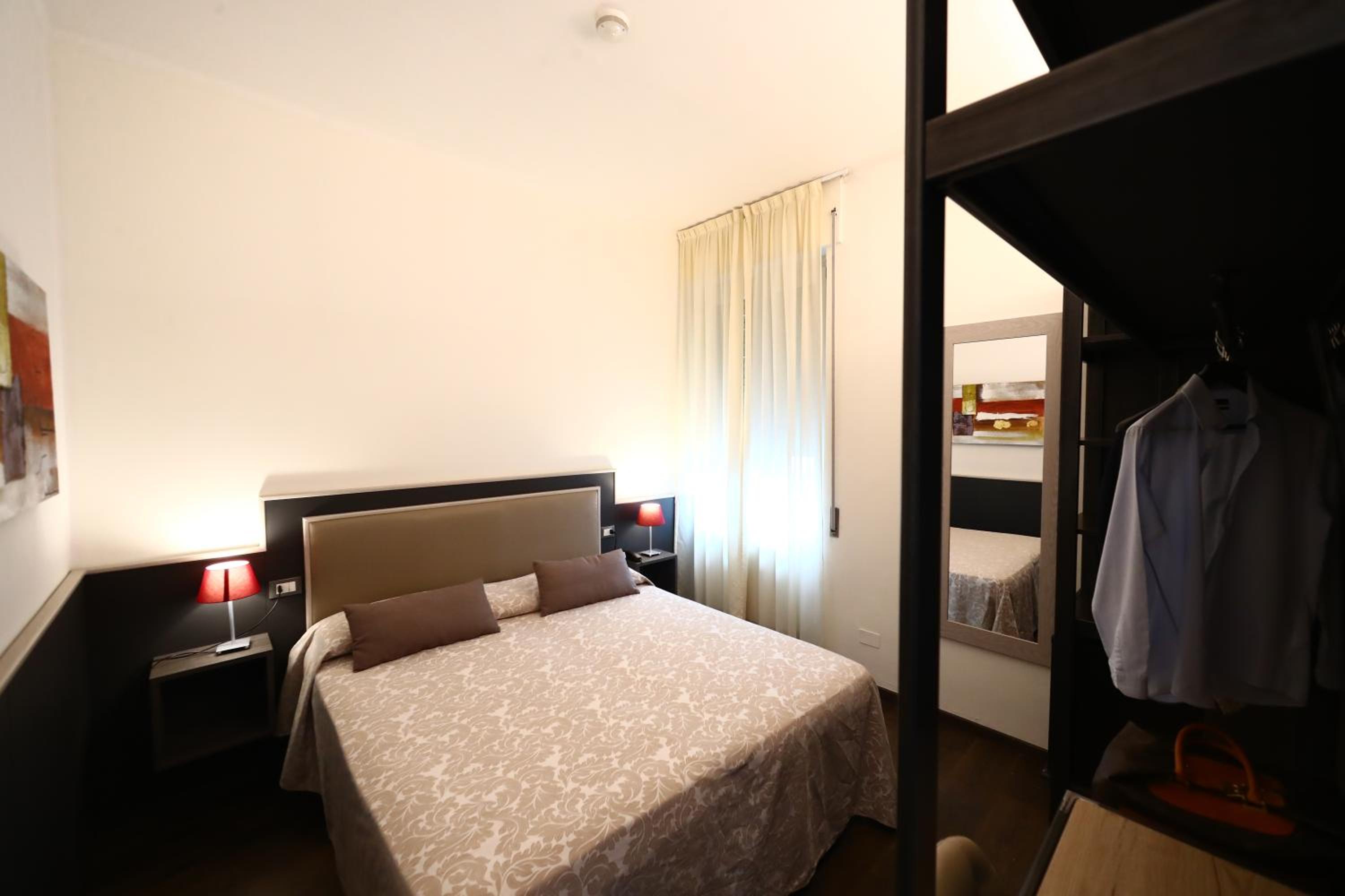 Small Double Room - Photo 1