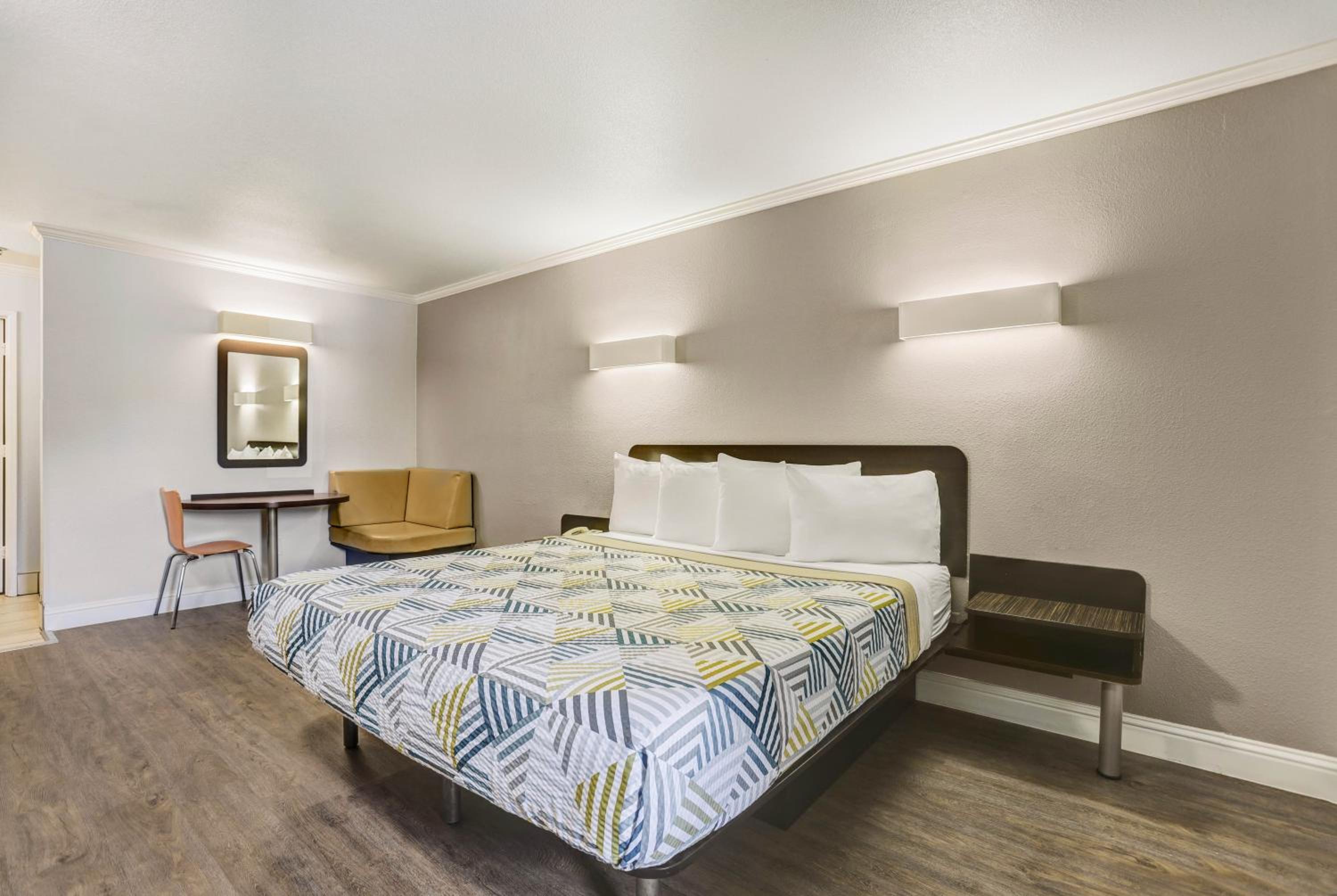 King Room - Non-Smoking - Photo 4
