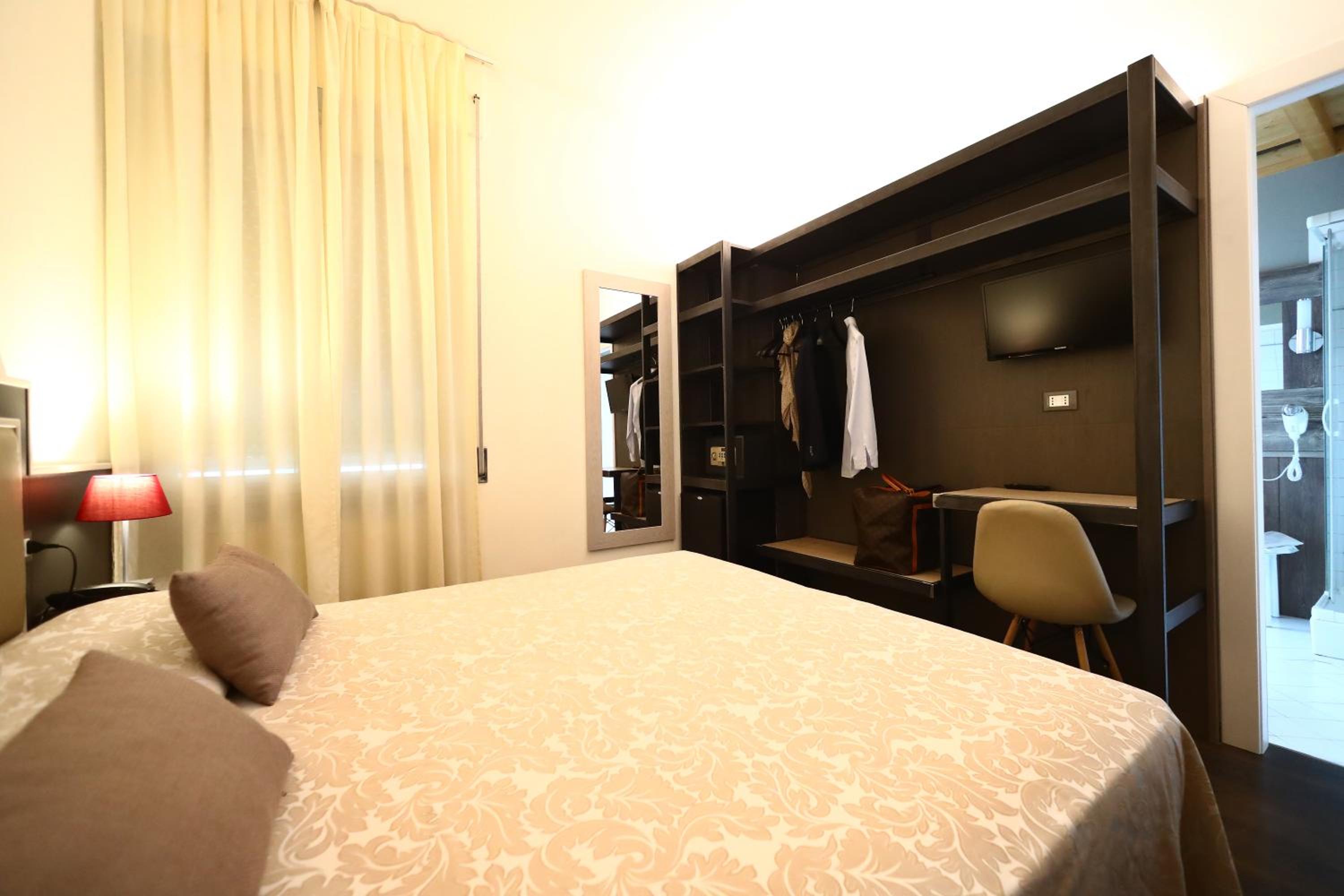 Small Double Room - Photo 4