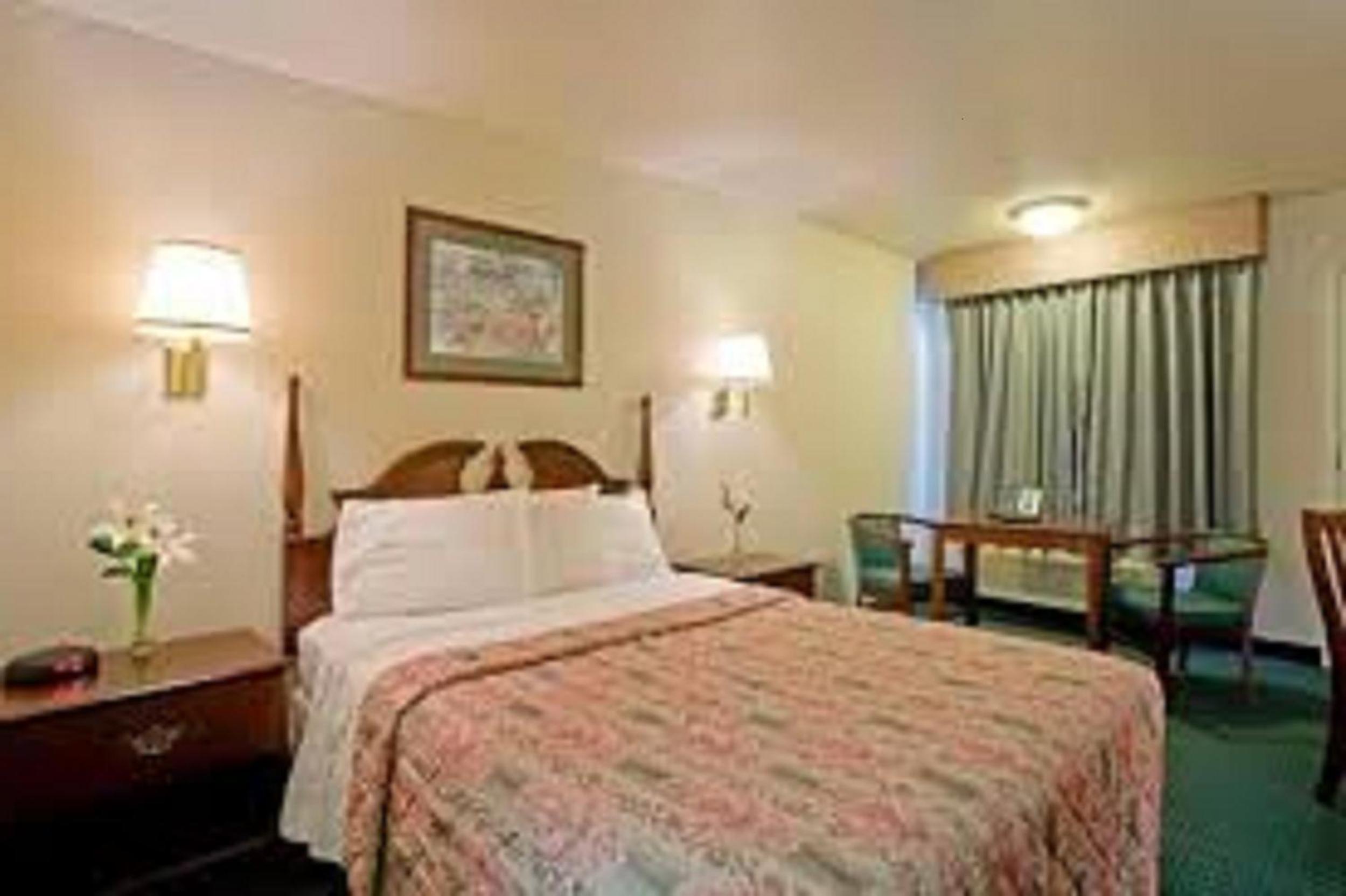 Standard Queen Room - Non-Smoking - Photo 1