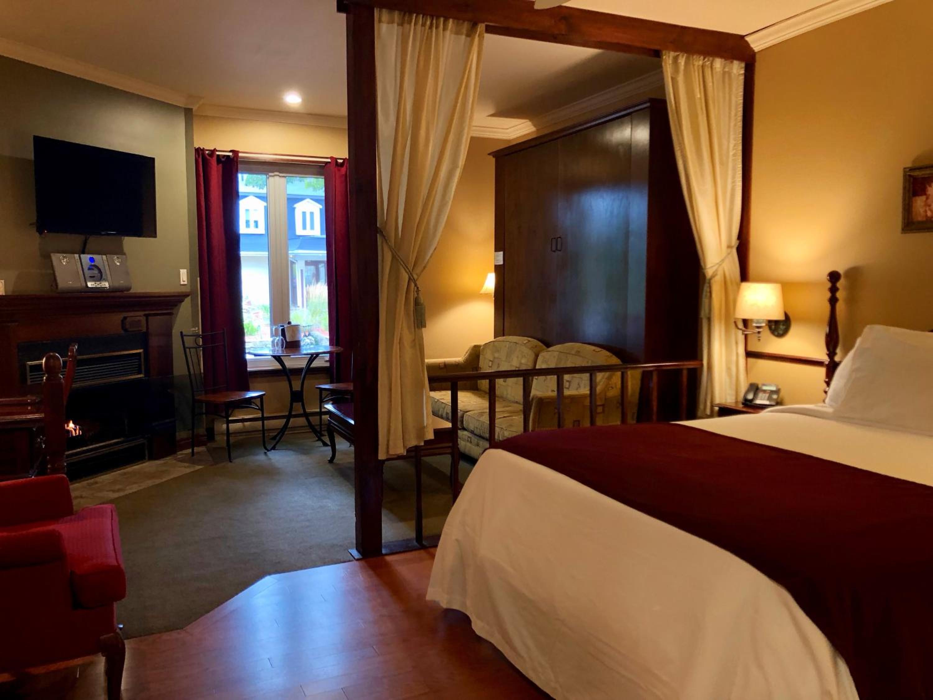 Queen Suite - Photo 1